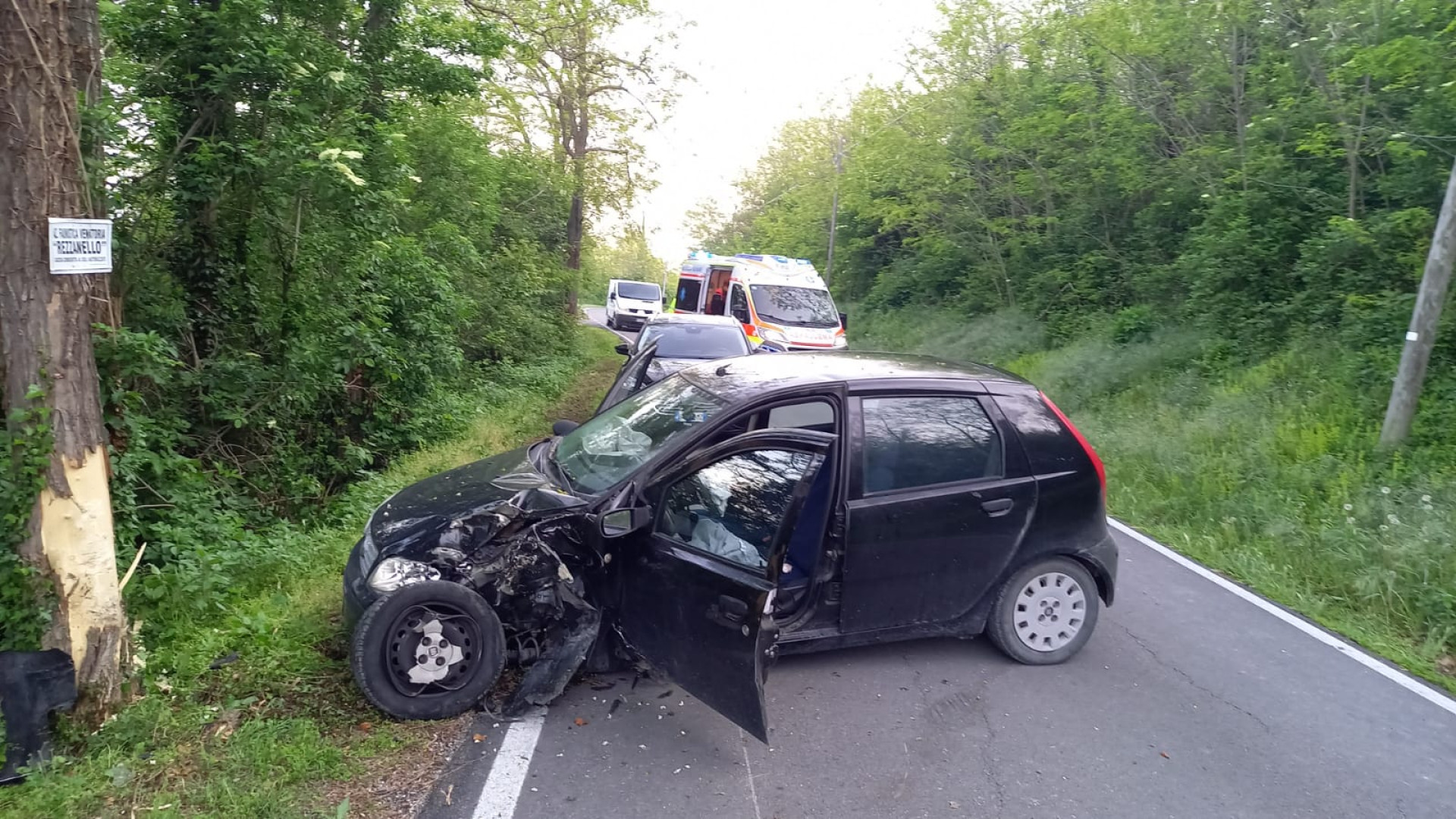 Gazzola, auto perde il controllo e si schianta contro una pianta: due feriti
