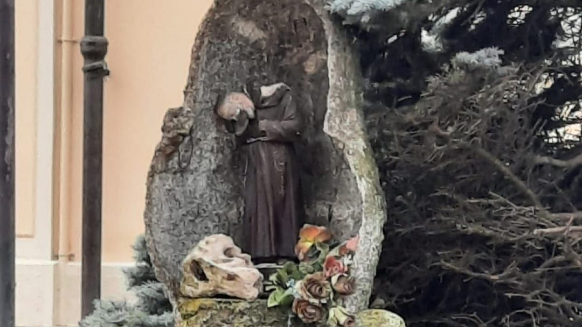 Sarmato, statua di Padre Pio decapitata. Il consigliere Sassi: "Mancata attenzione"
