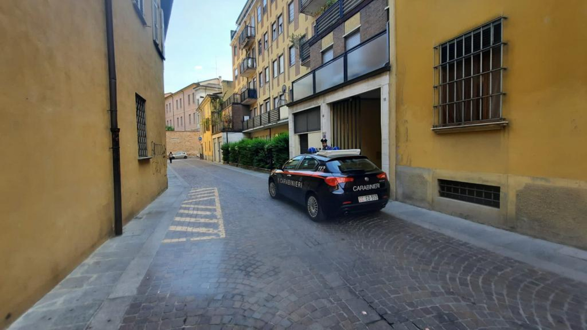 Morto in casa, appello disperato del padre: "Ditemi perché mio figlio non c'è più"