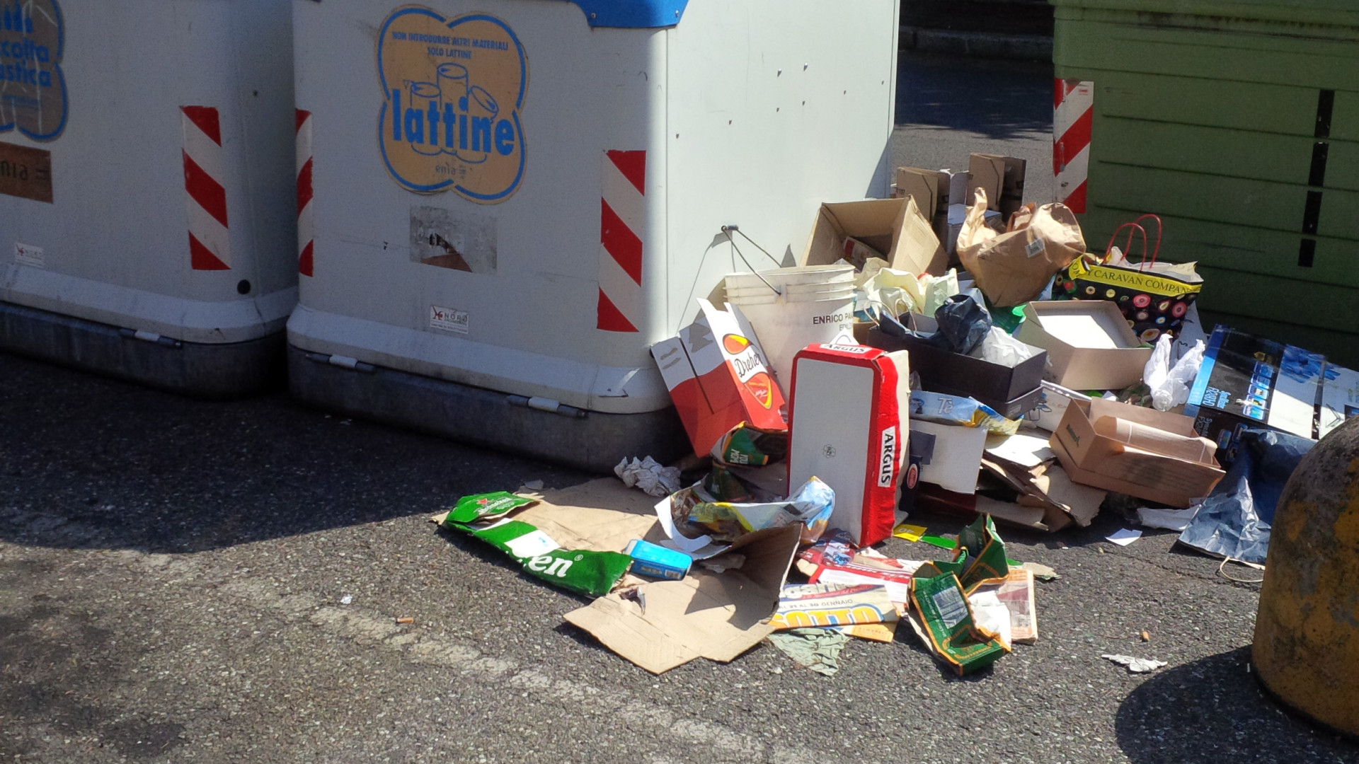 Rifiuti abbandonati: degrado in via Dante. Iren annuncia sanzioni