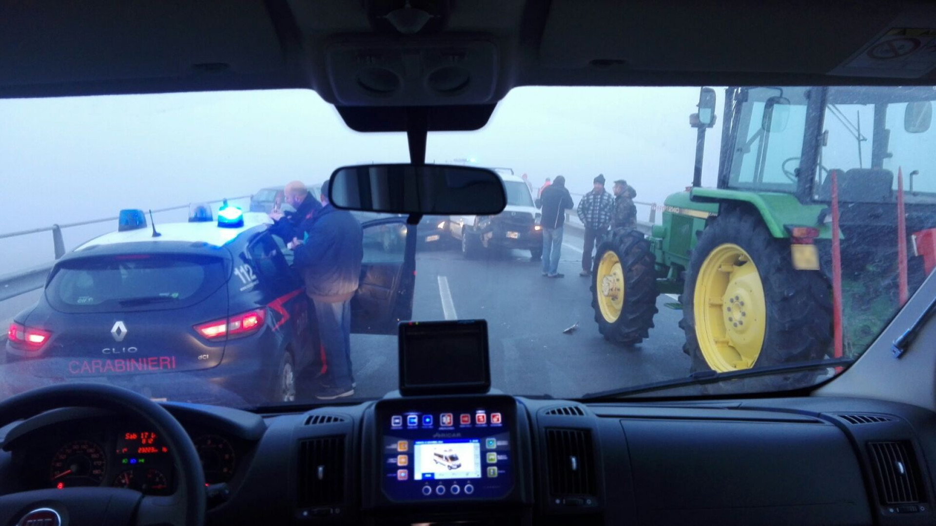 Tuna: tamponamento tra 10 mezzi sul ponte. Distrutta auto vigili. VIDEO