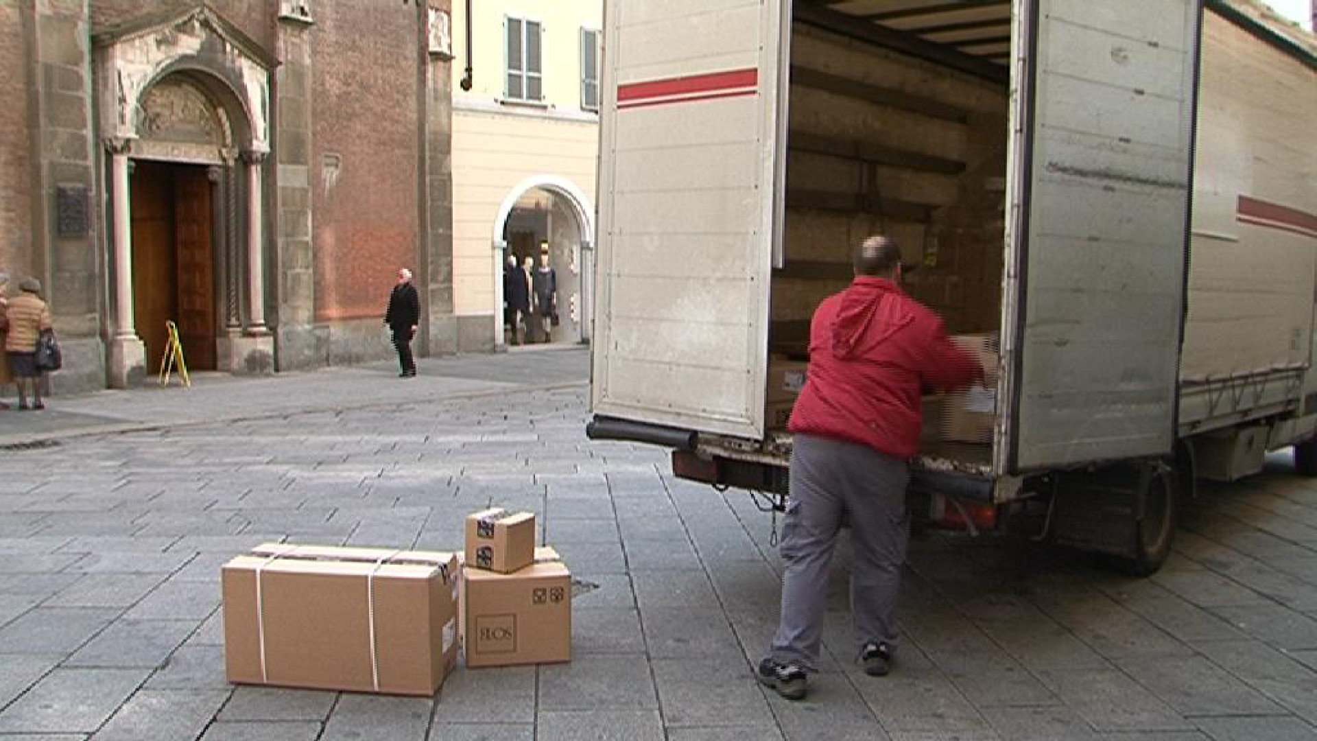 Rubano scatoloni dal camion aperto, inseguimento in pieno centro a Piacenza