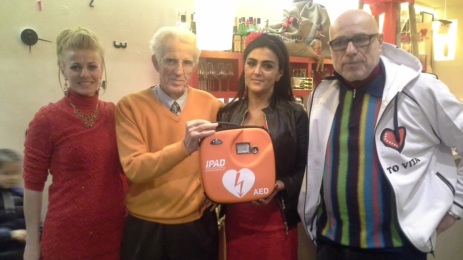 In via Genova arriva un nuovo defibrillatore, anche il bar è cardioprotetto