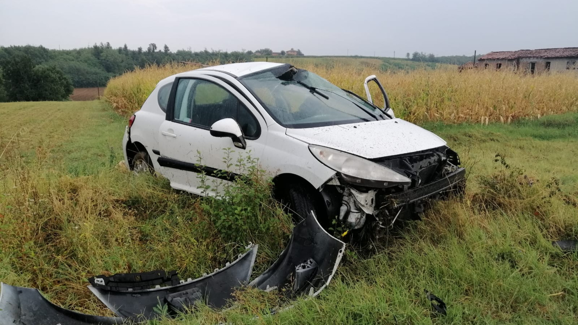 Sbaglia la curva ed esce di strada sulla Cementirossi, giovane ferito