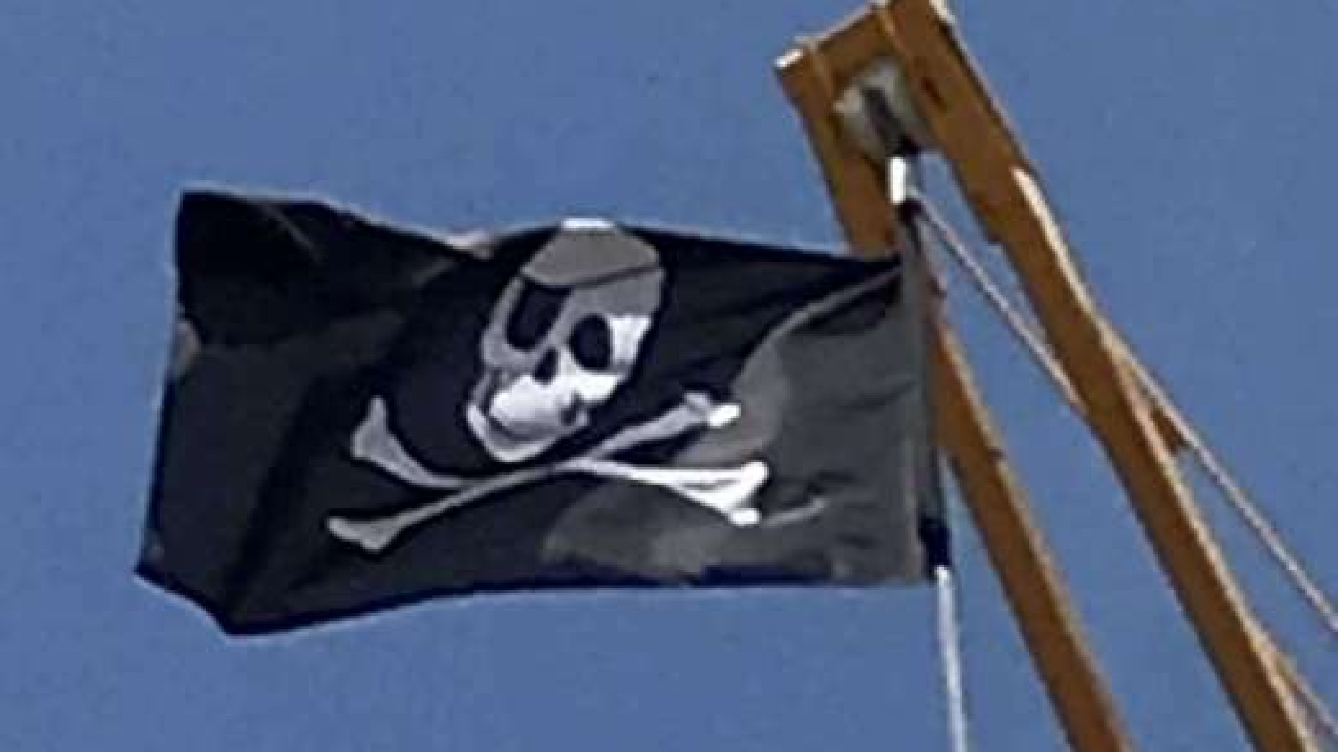 Edilizia, crescono i lavoratori. Vessillo dei pirati issato su una gru