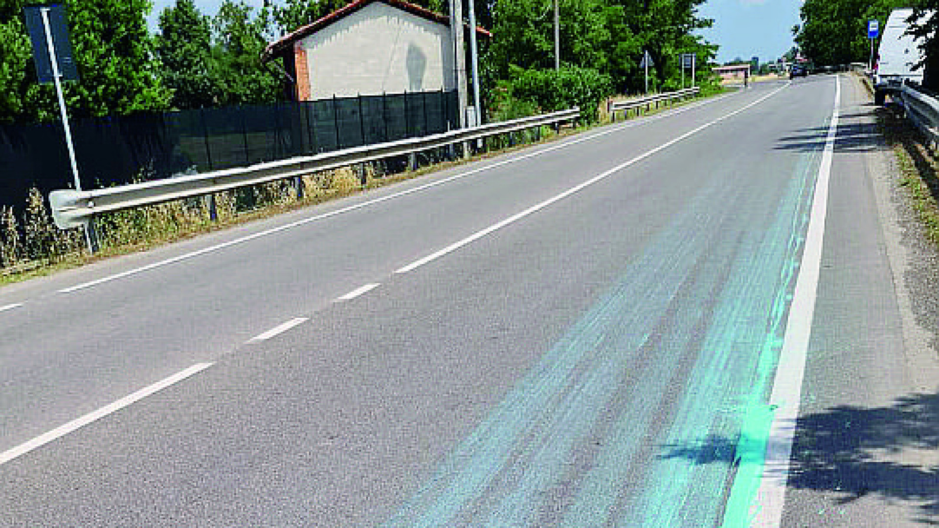 Statale 45 si colora di azzurro, ma è la perdita di una sostanza
