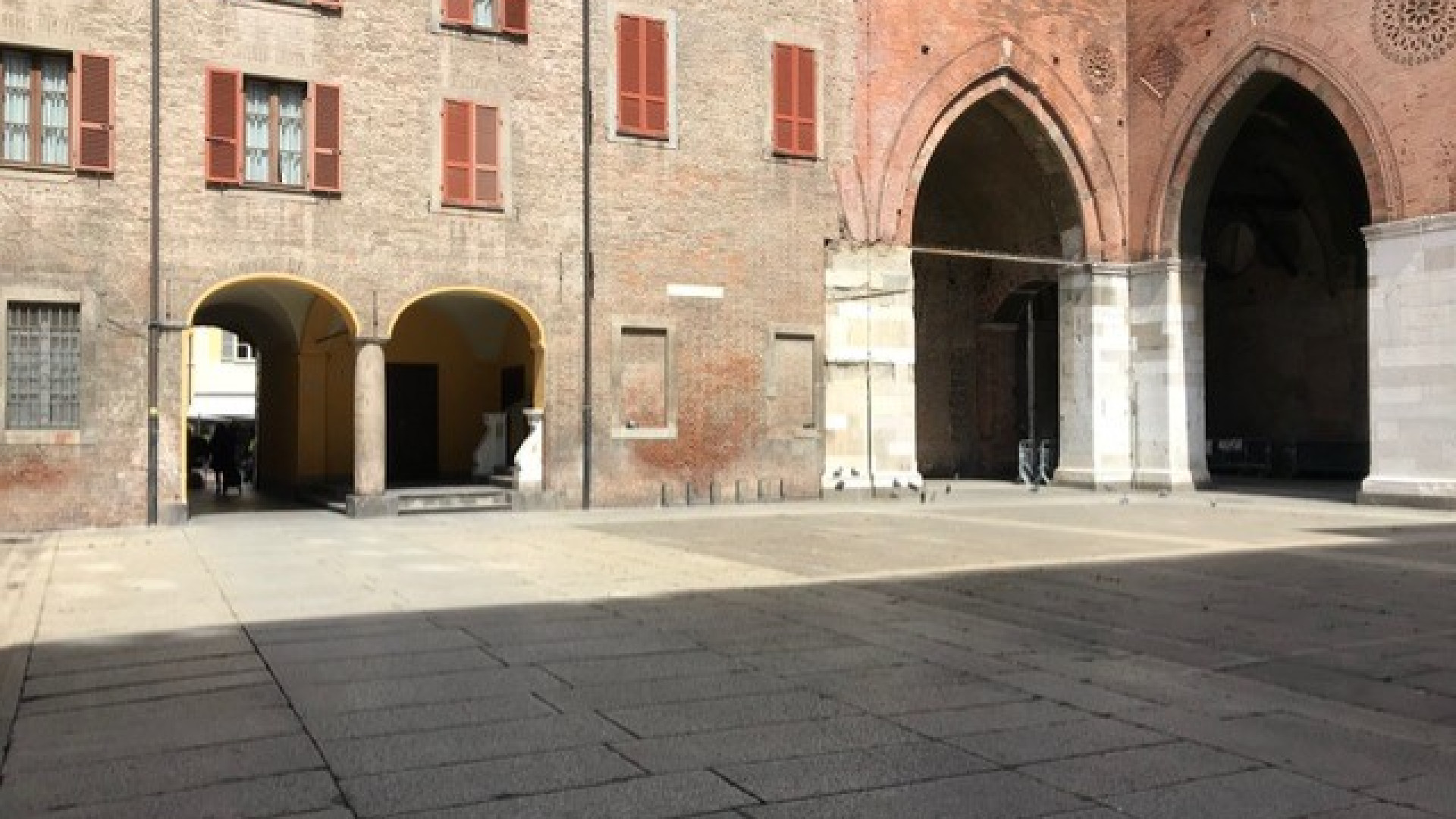 "Tavolini in piazzetta Pescheria per i locali della zona sprovvisti di dehors"