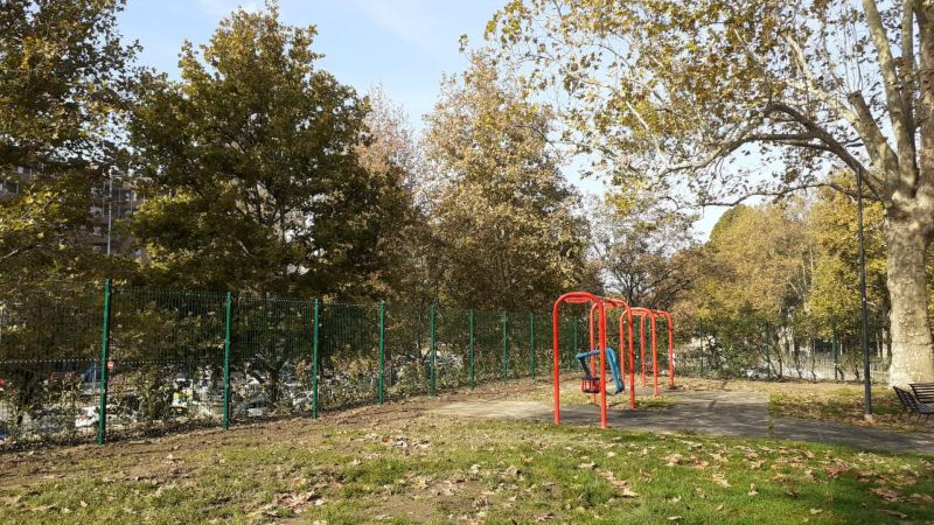 Facsal, nuova siepe per il parco giochi. Il Comune: "In arrivo altri interventi"