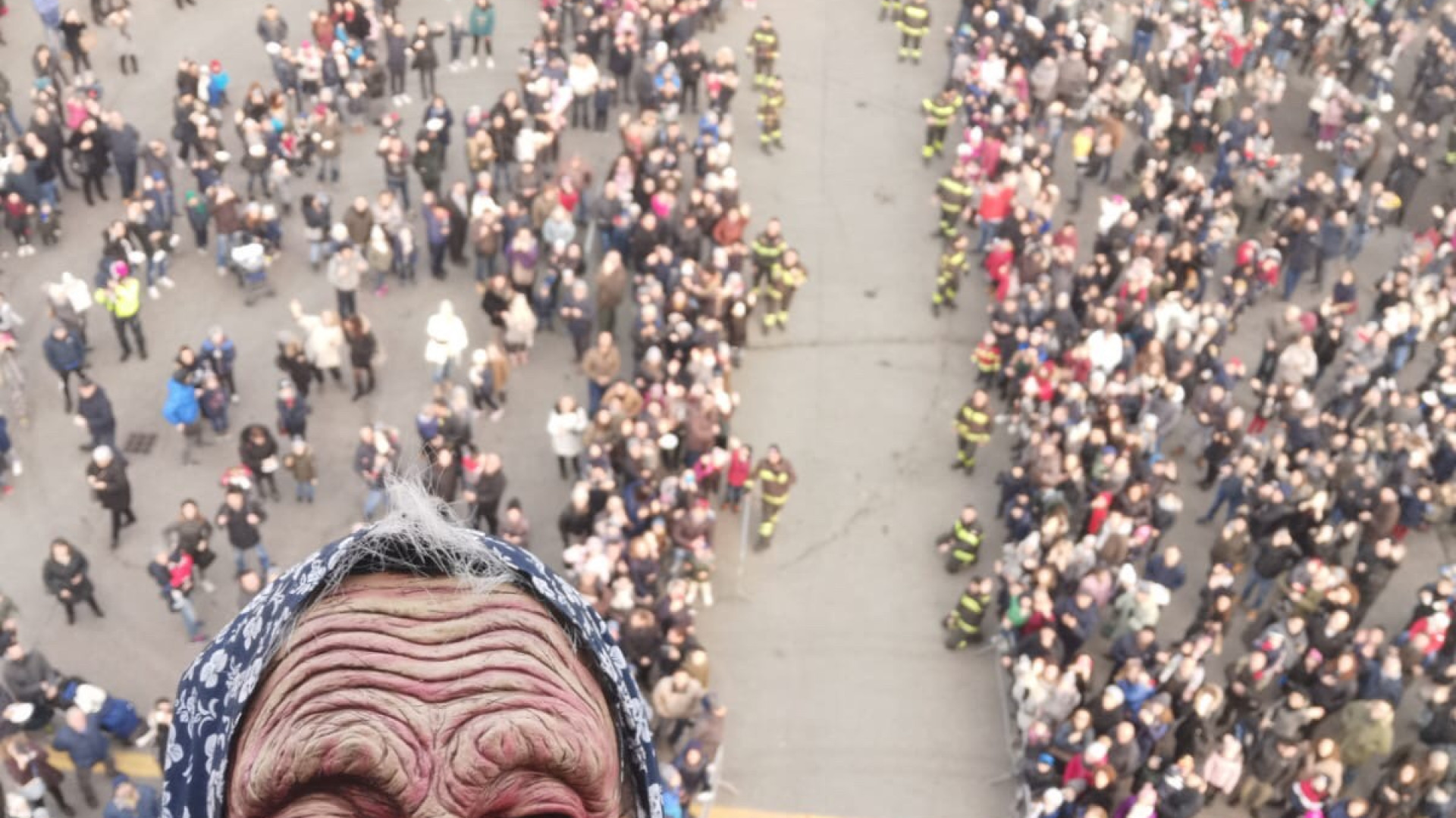 Bimbi estasiati di fronte alle imprese dei vigili del fuoco LE FOTO