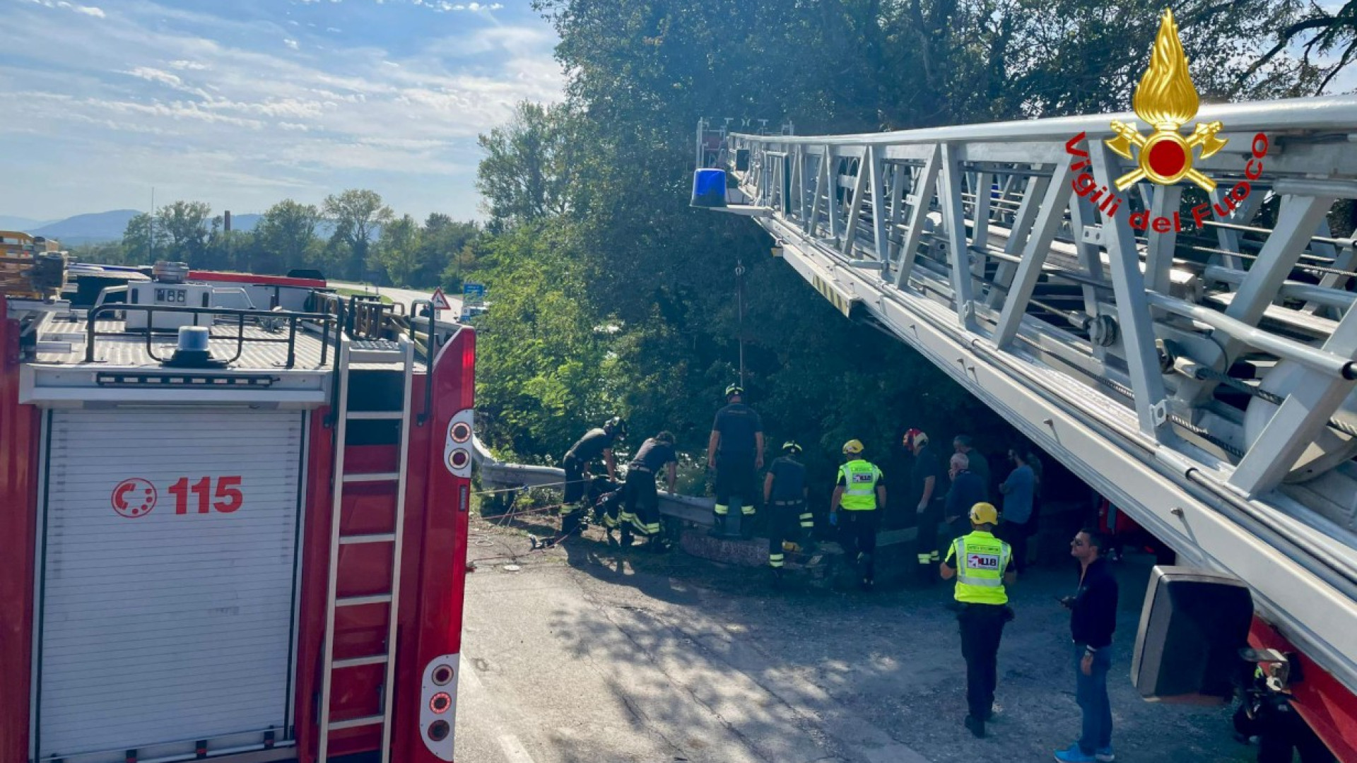 Dopo la sbandata finisce nel rio con la moto, giovane centauro ferito a Molinazzo