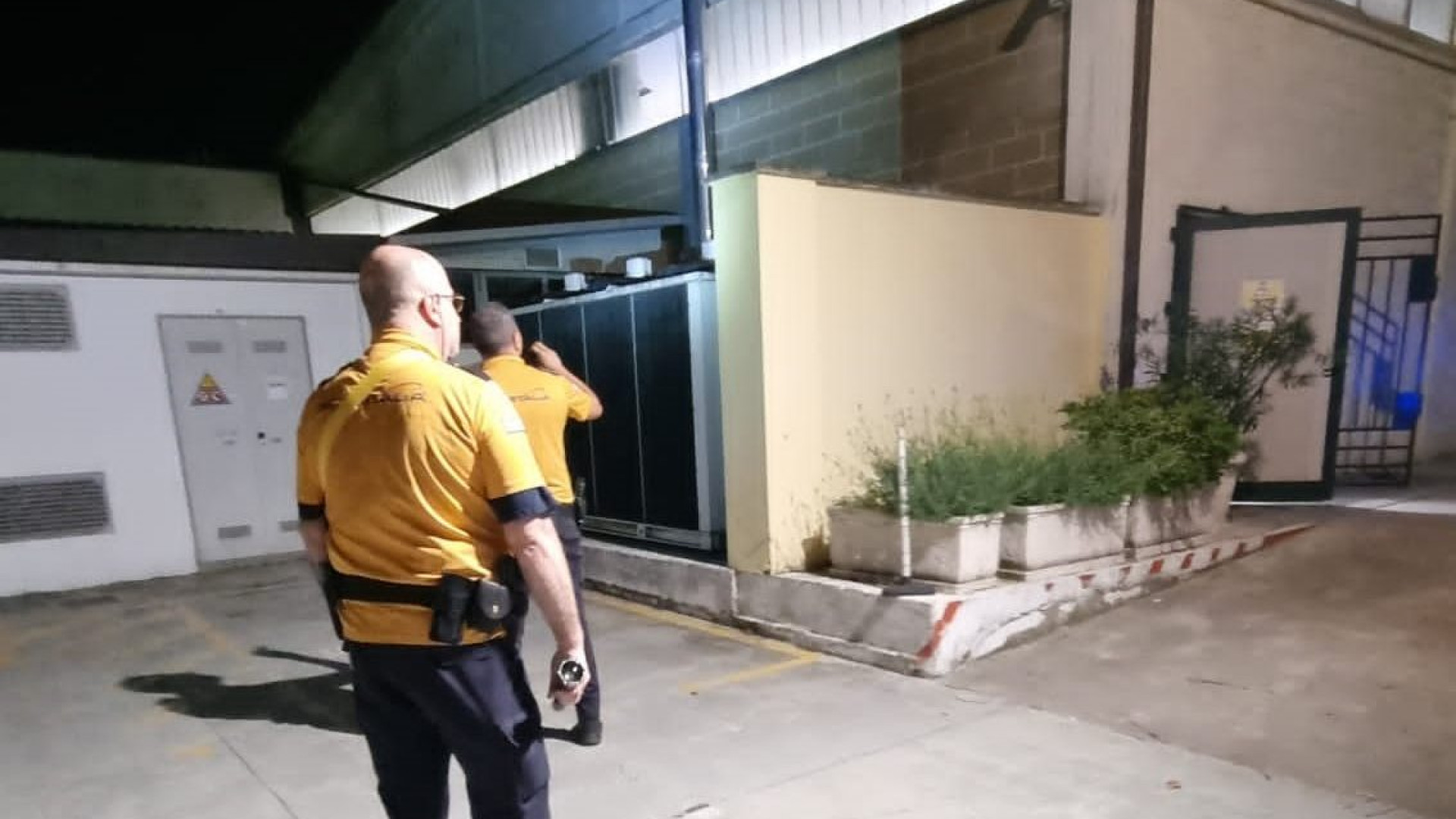 Furto andato in fumo al supermercato. Sassi e tegole contro le guardie giurate