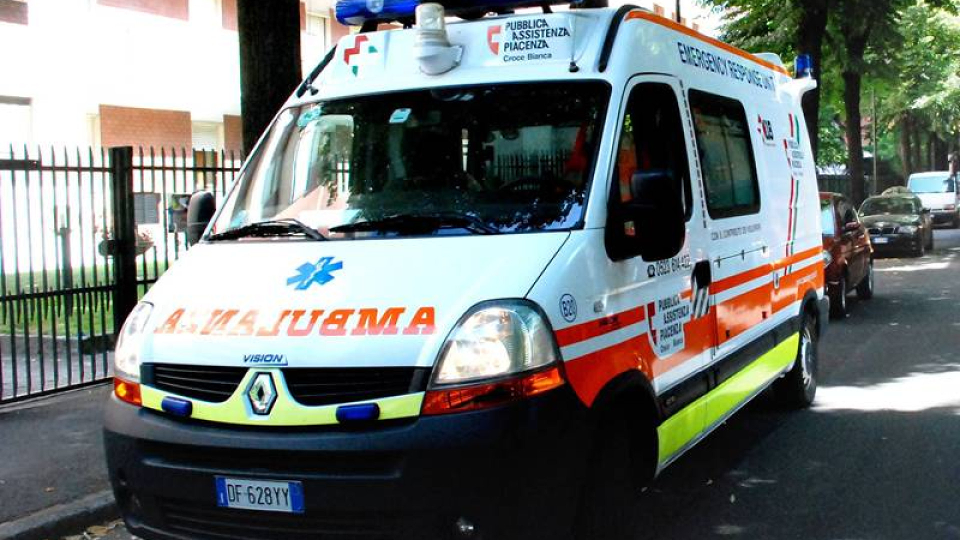 Ciclista investito all'incrocio tra via Fermi e via Poggi. Ambulanza sul posto