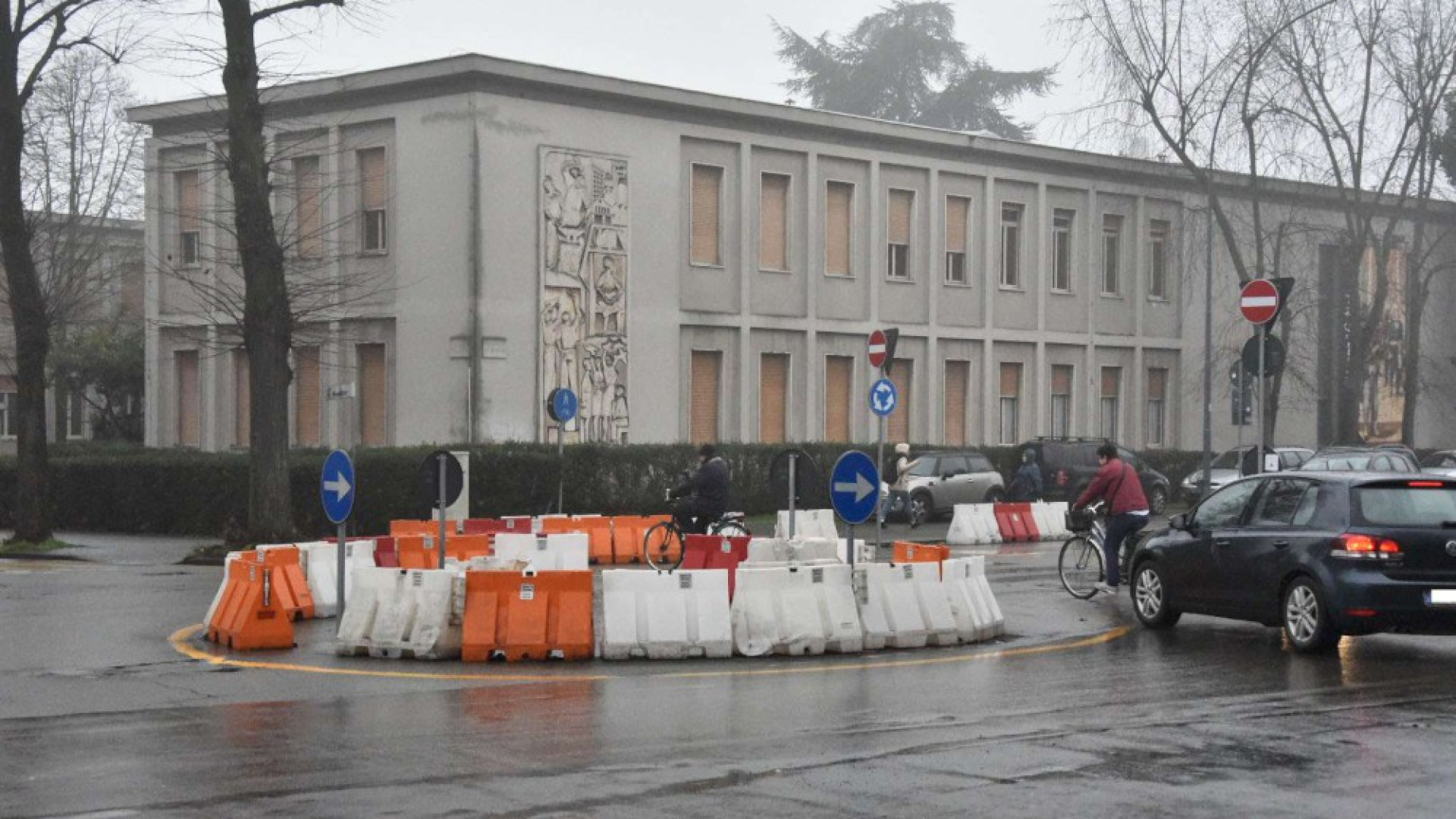 Ciclista investita da un'auto pirata in via Damiani. "Rotonda pericolosa"