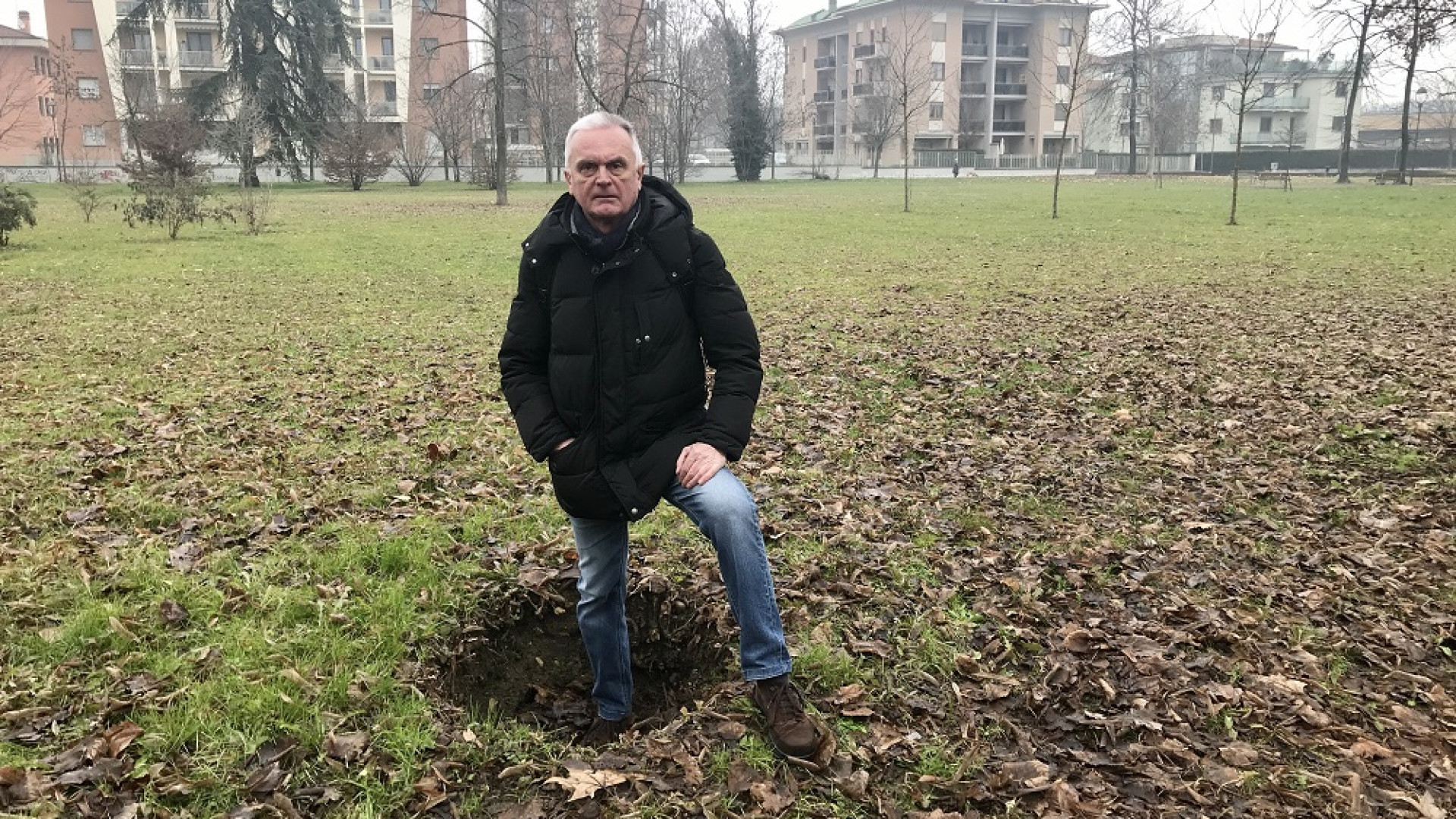 Almeno venti voragini in un prato. "Piante rimosse e buche mai riempite"