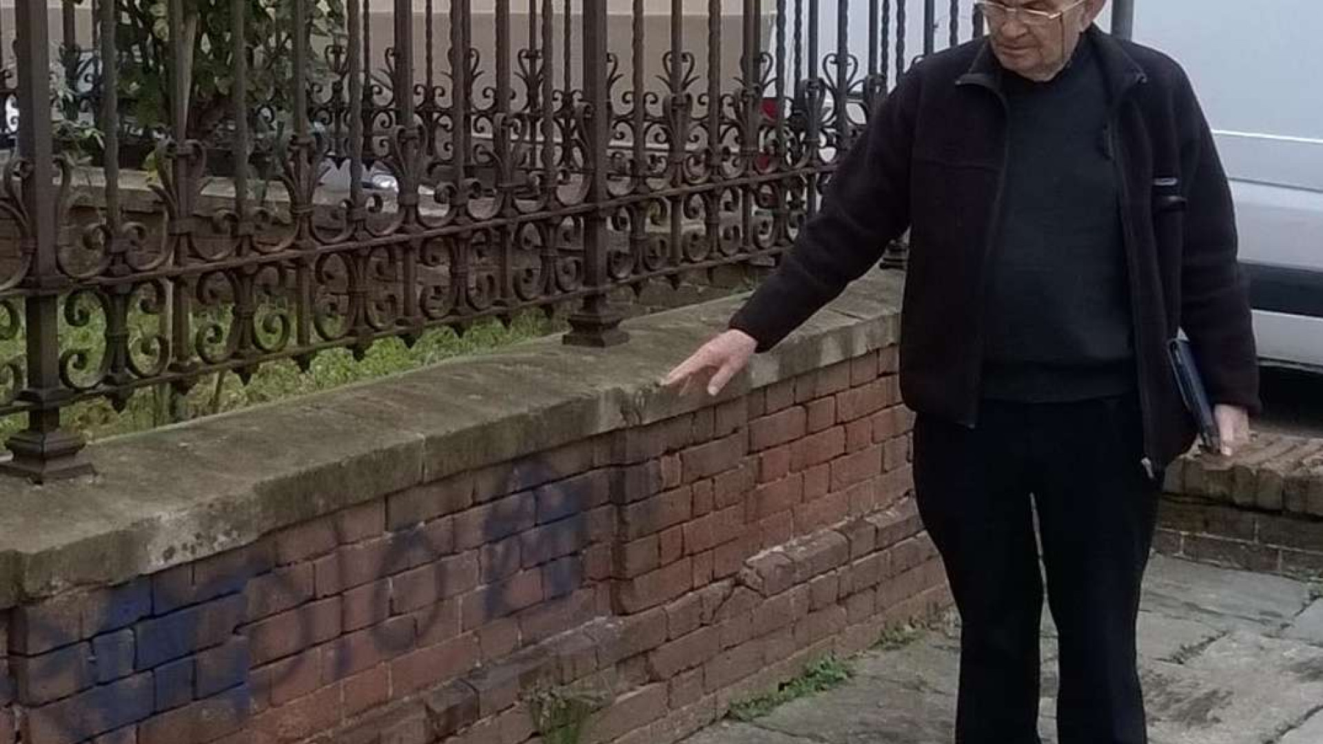 Vandalismo blasfemo a Borgonovo, scritte sulle mura della Collegiata