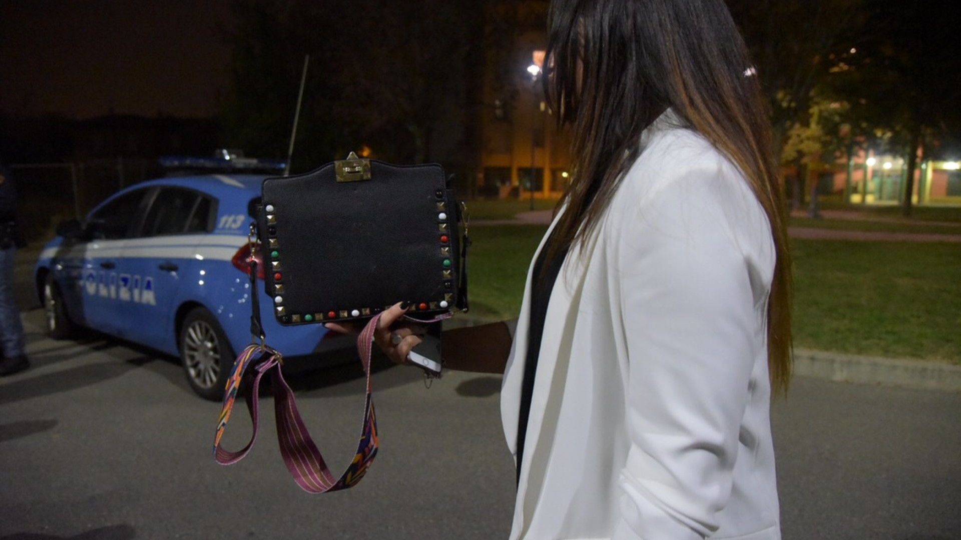 Due donne aggredite e rapinate della borsetta, caccia all'uomo nella notte a San Lazzaro