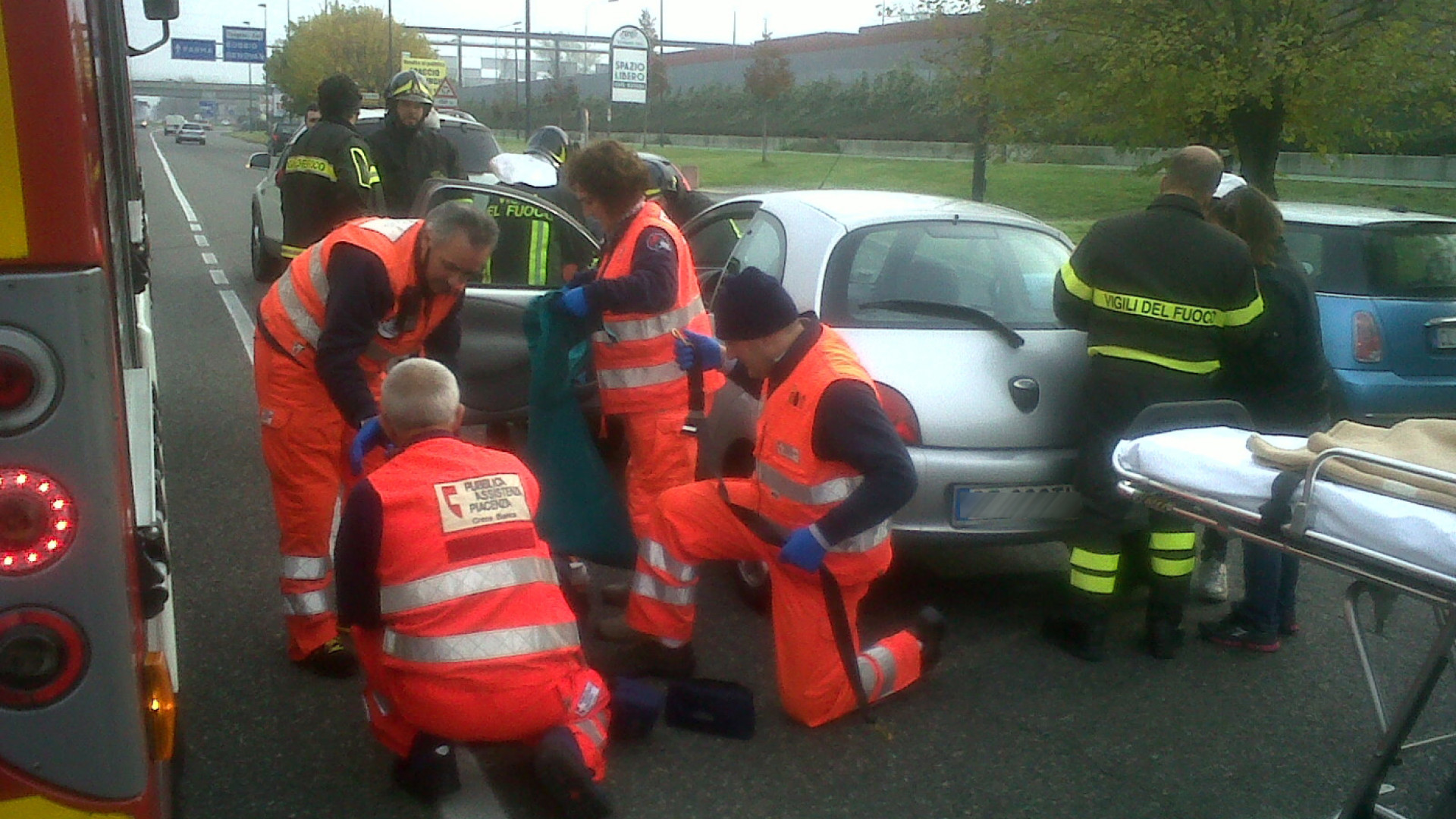 Incidente in via Emilia Parmense, donna lievemente ferita