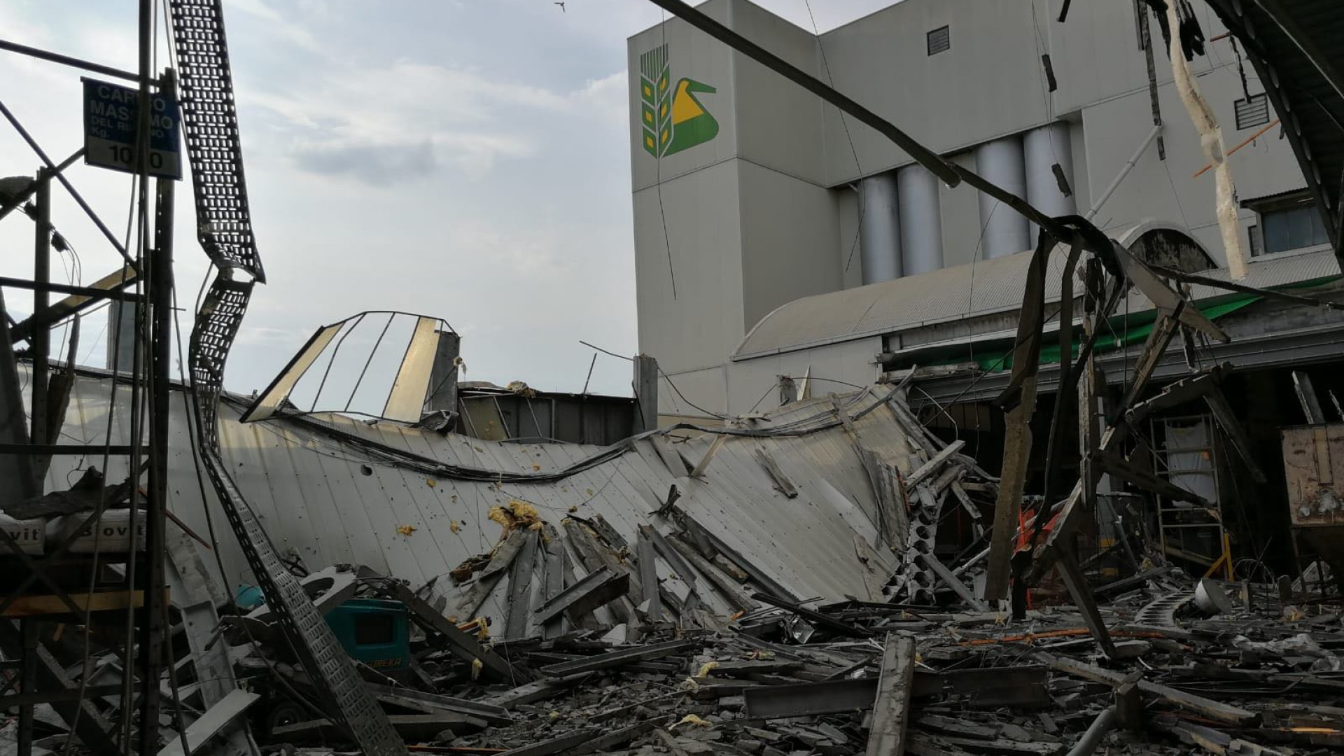 Pioggia, vento e grandine su mezza provincia, a Sarmato sventrato il mangimificio. FOTO
