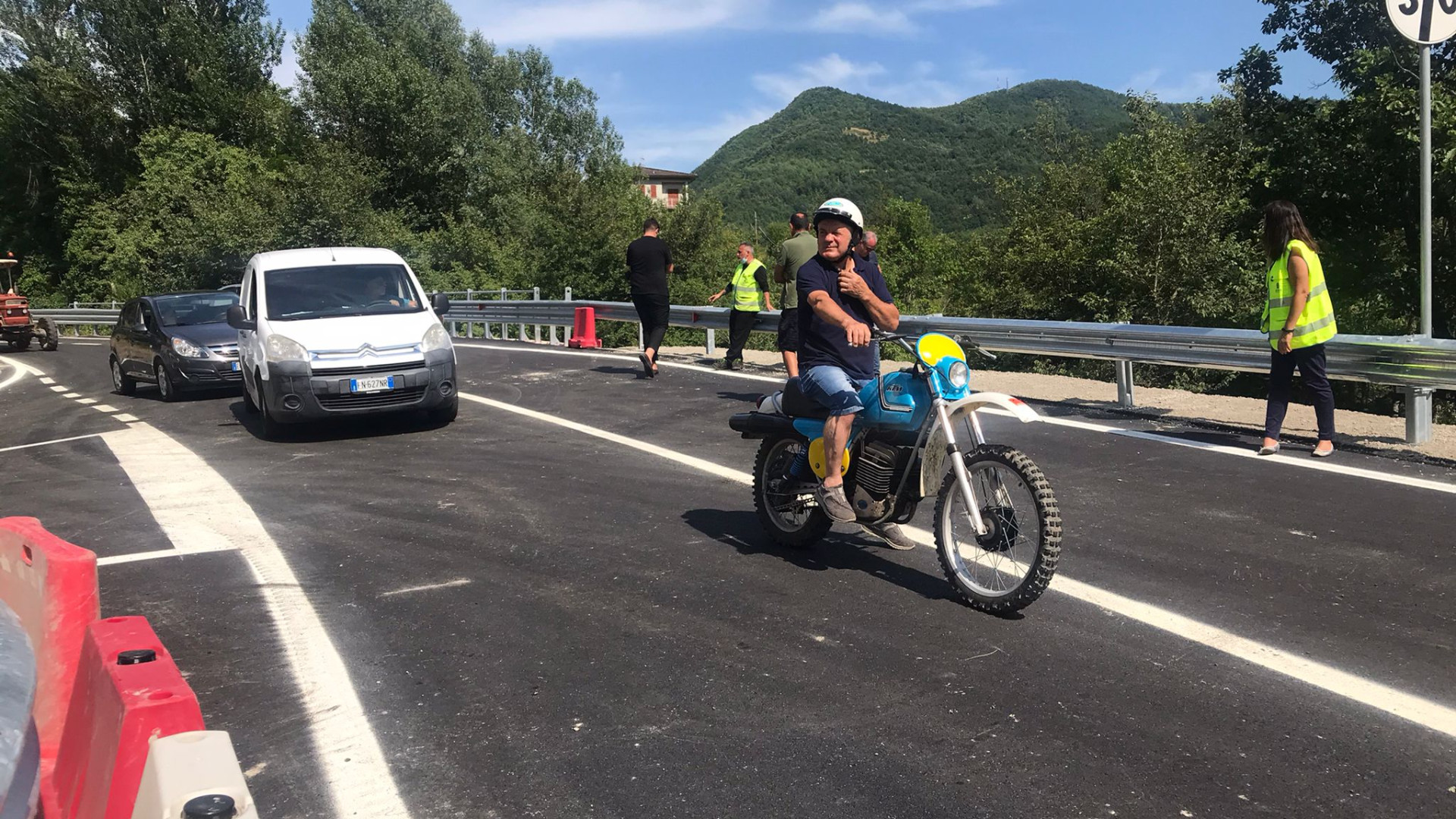 A più di nove mesi dal crollo, apre il ponte provvisorio a Lenzino. Sindaci assenti