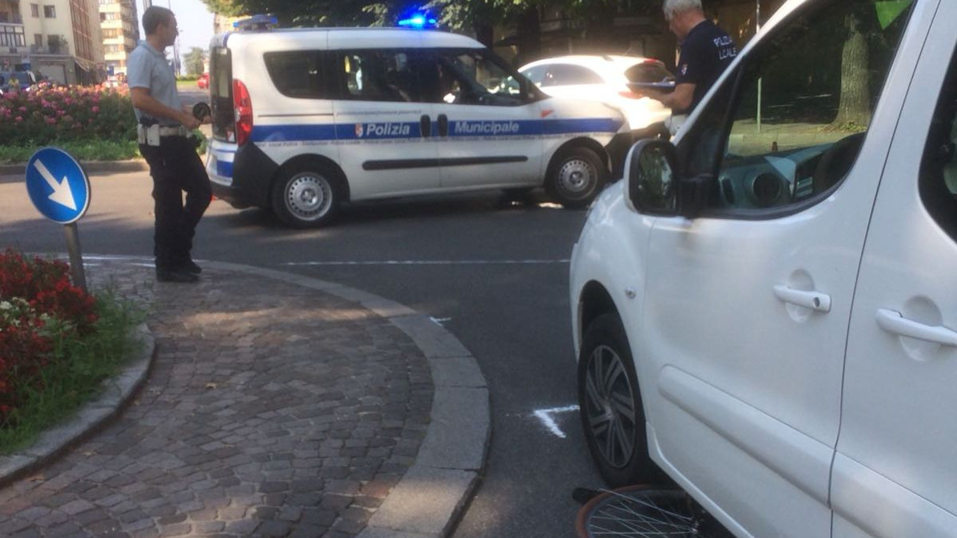 Travolta dall'auto alla rotatoria all'imbocco del Corso: ciclista in condizioni molto gravi