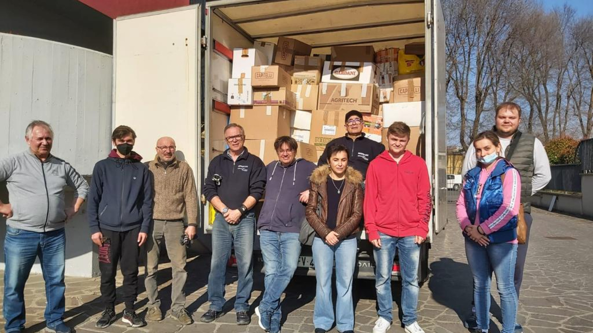 Partiti i 300 scatoloni di aiuti raccolti per il popolo ucraino ai giardini Merluzzo