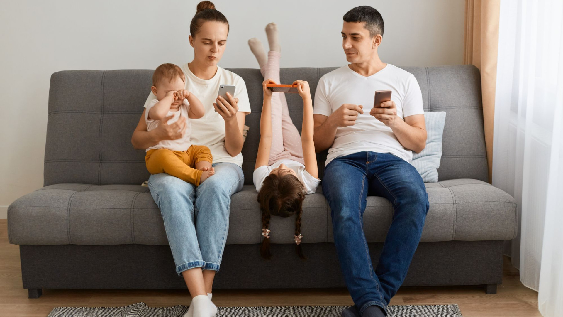 La dipendenza social non risparmia neppure i bimbi in allattamento