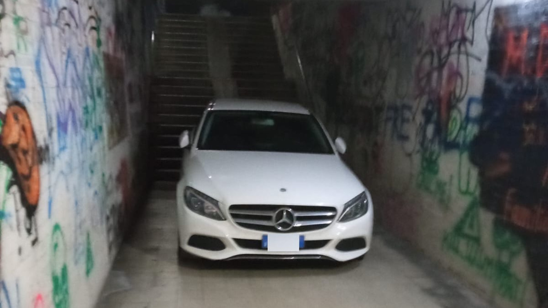 Un'auto nel sottopasso ferroviario di via dei Pisoni: interviene la polizia locale