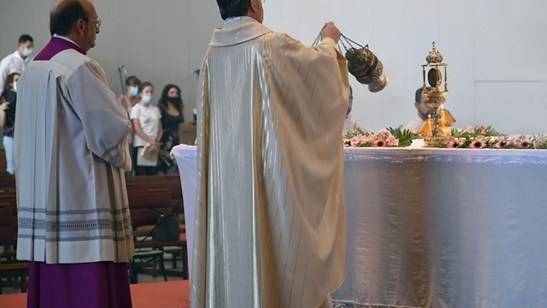 Emozione alla Santissima Trinità per la presentazione della reliquia della Sacra Sindone