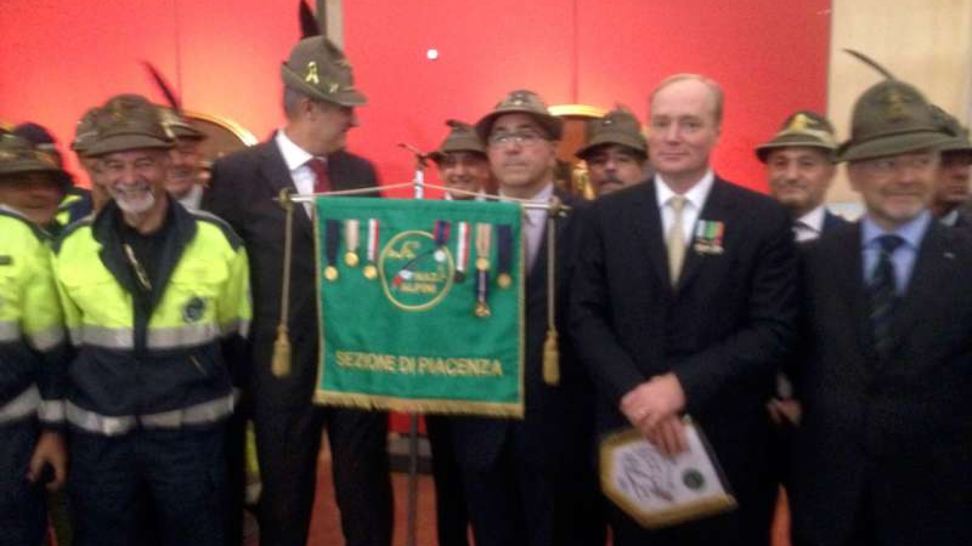 I Borbone premiano pompieri e alpini. Festa a Palazzo Farnese