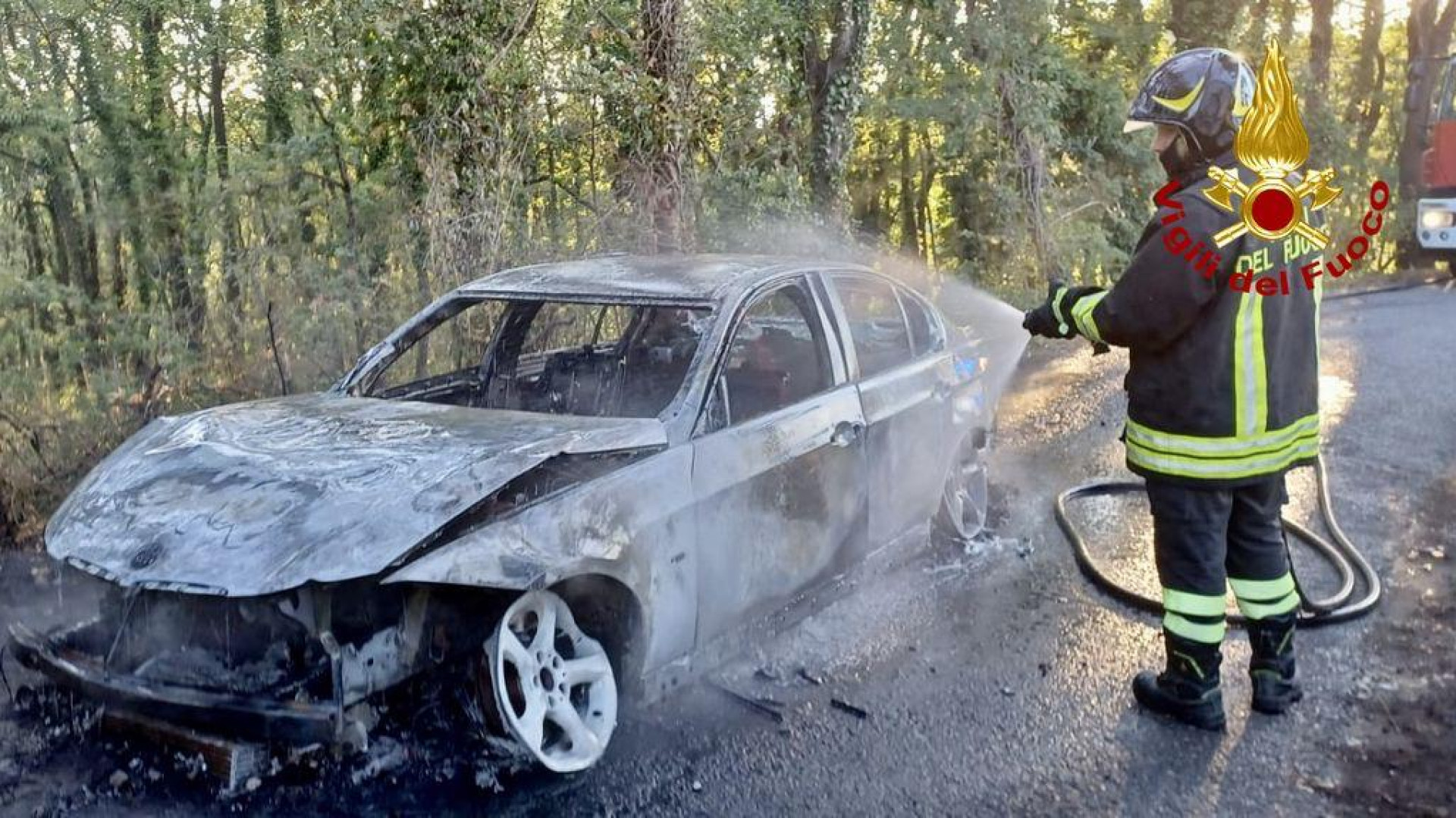 Auto prende fuoco tra Pigazzano e Monticello. Fiamme arrivano nel bosco