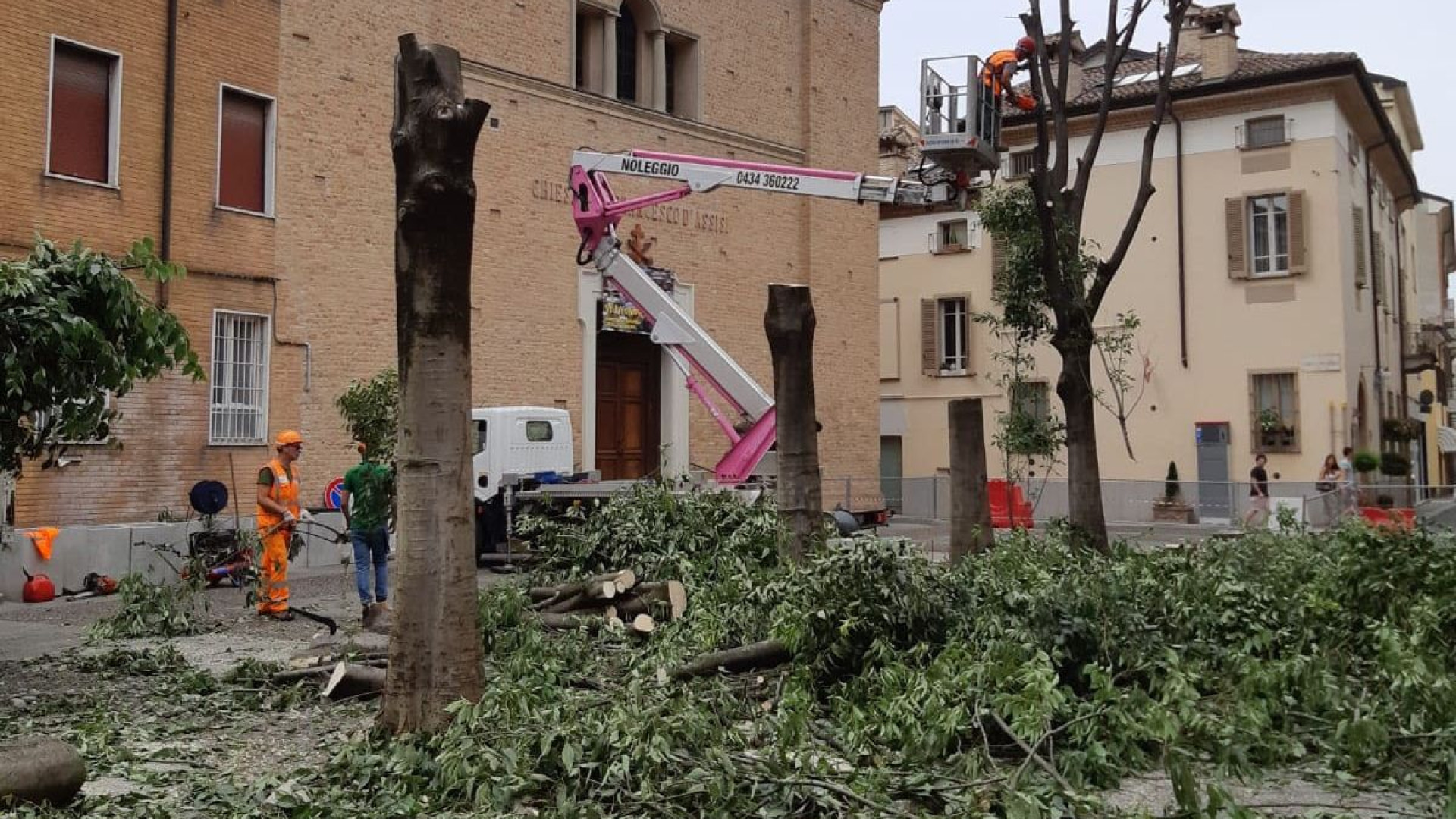 Fiorenzuola, arrivano i carabinieri durante il contestato abbattimento delle piante