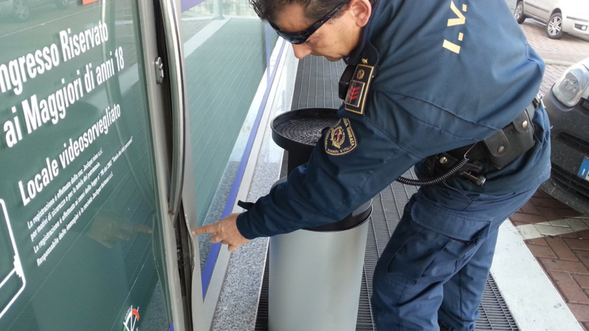 Colpo in sala giochi, ma dopo l'inseguimento abbandonano il bottino