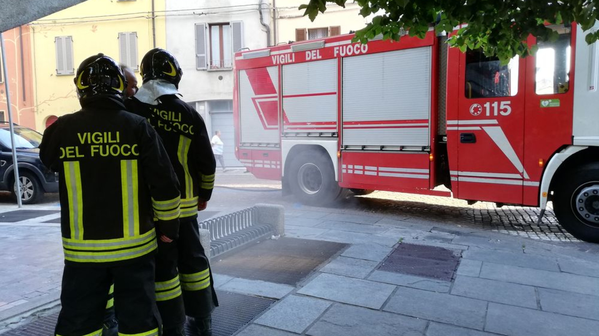 Incendio nelle cantine del Grattacielo dei Mille, arrivano i vigili del fuoco