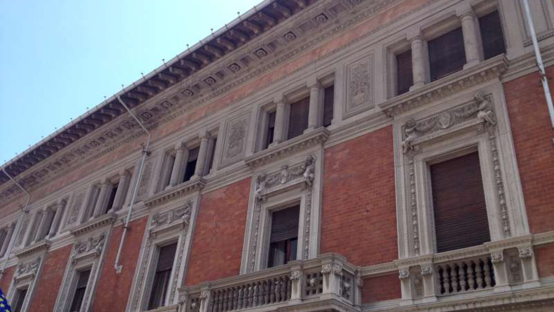 Cornicione pericolante in via Santa Franca, intervengono i vigili del fuoco