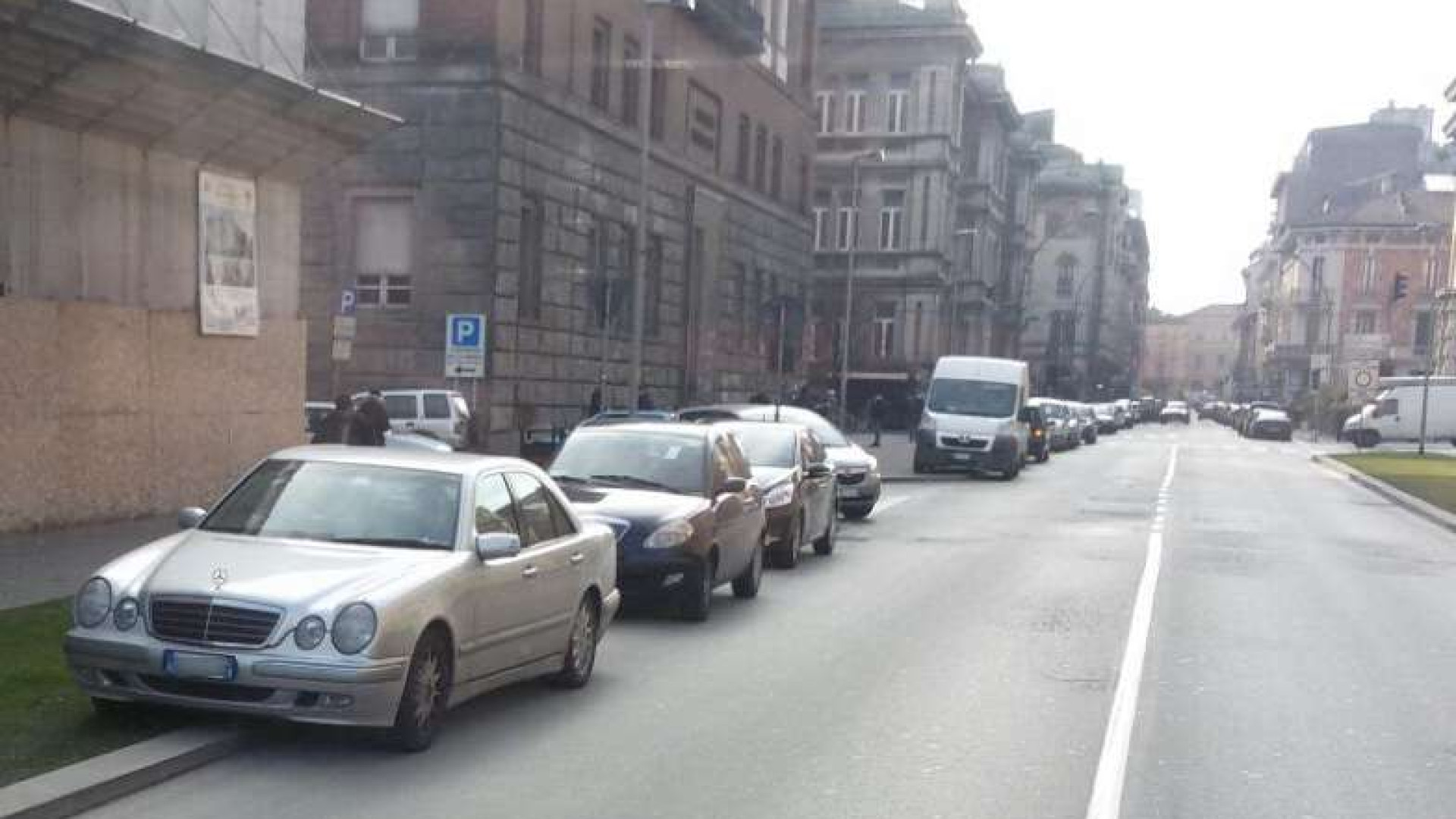 Auto sulle aiuole in viale Risorgimento, disagi e danni all'irrigazione