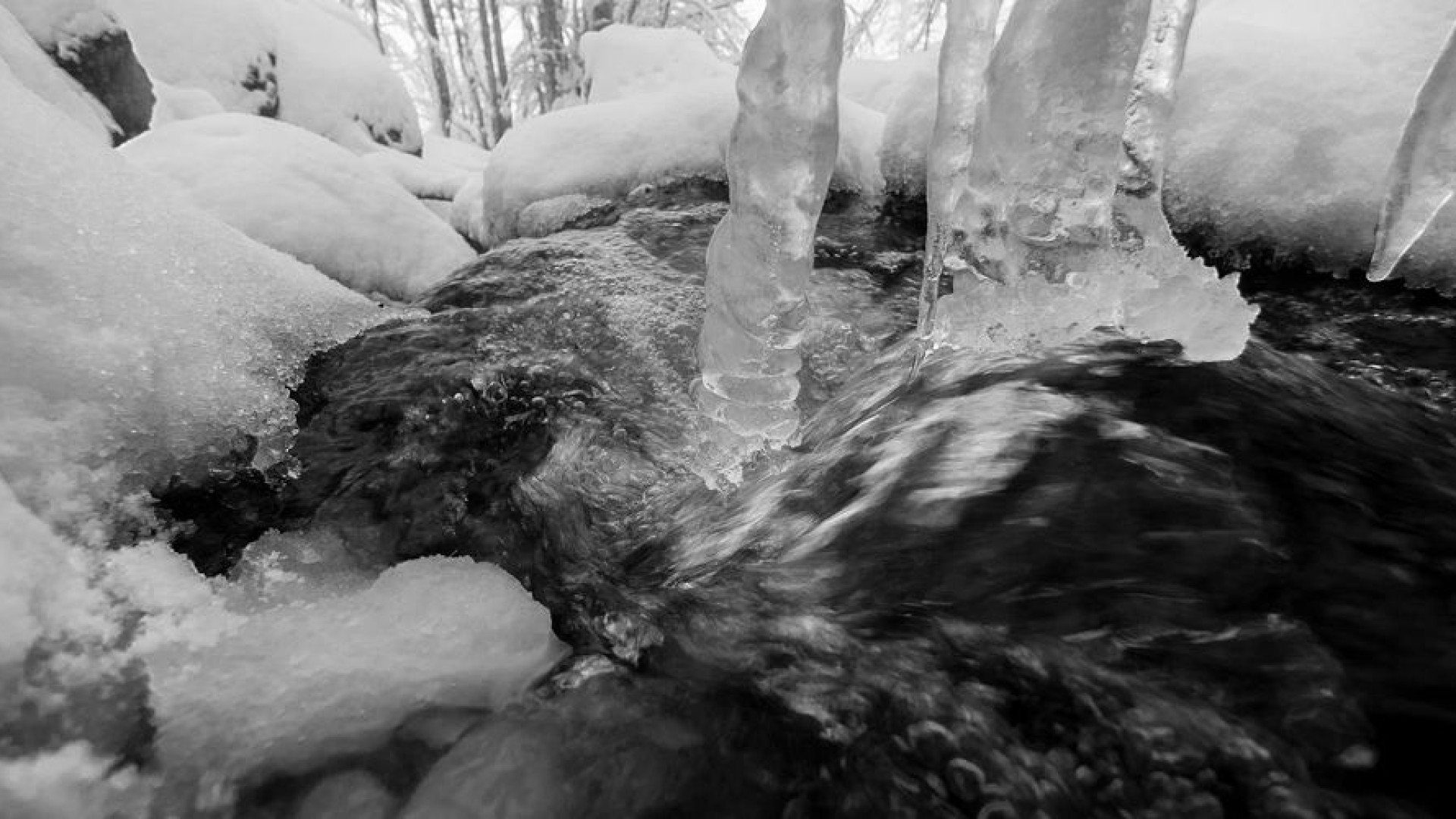 L'inverno è arrivato in Val Boreca: neve, vento e candelotti di ghiaccio