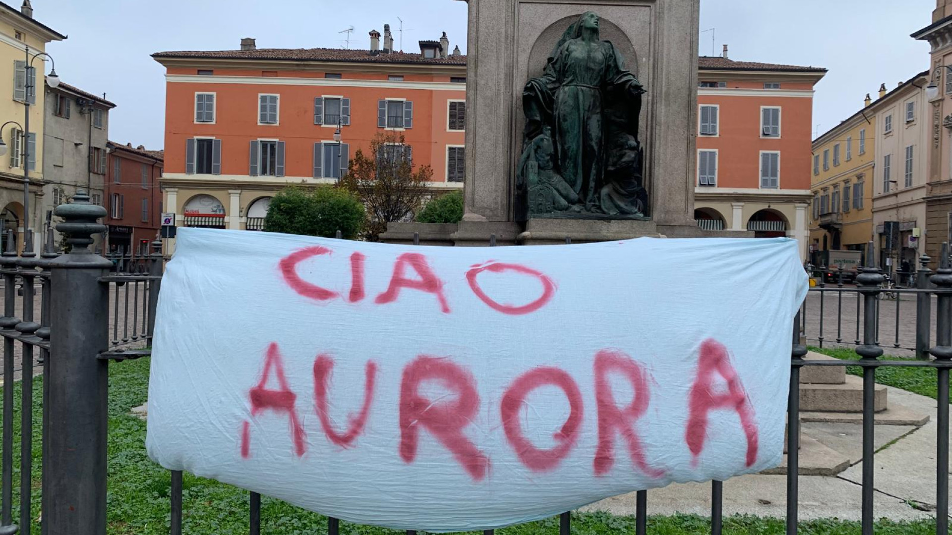 Palloncini e fiori: dal Duomo al Facsal la fiaccolata per ricordare Aurora