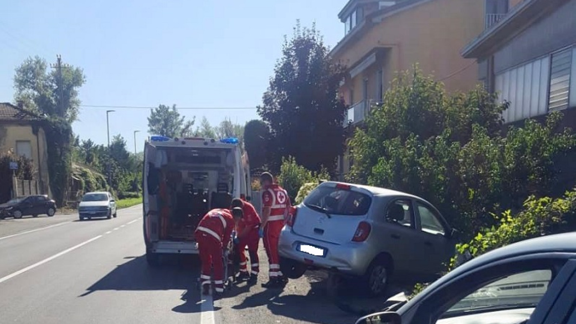 Esce di strada e sfonda la recinzione di una casa: grosso spavento per una 65enne