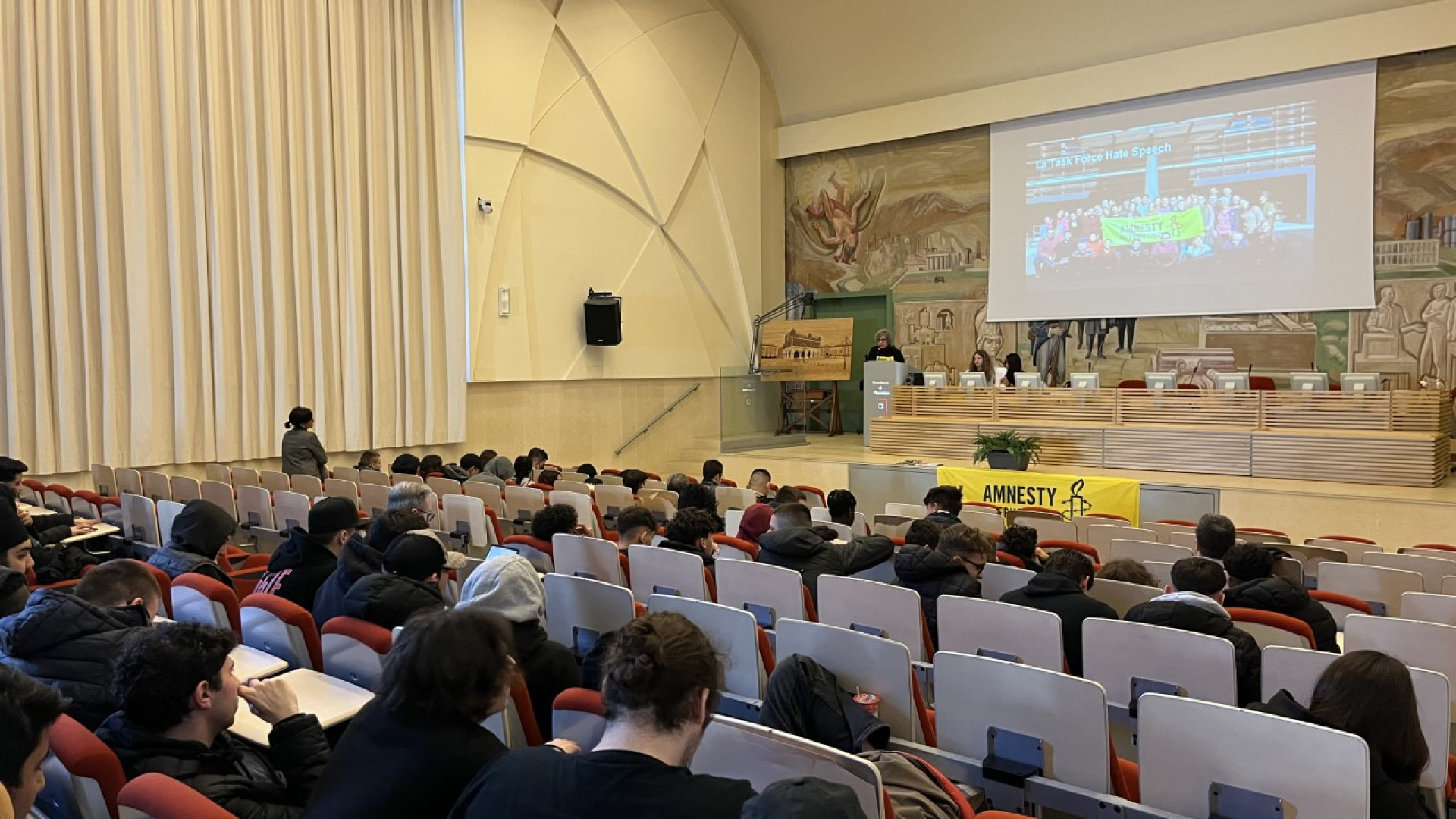 Amnesty tra 250 studenti: "Non cadete nella trappola del linguaggio d'odio"