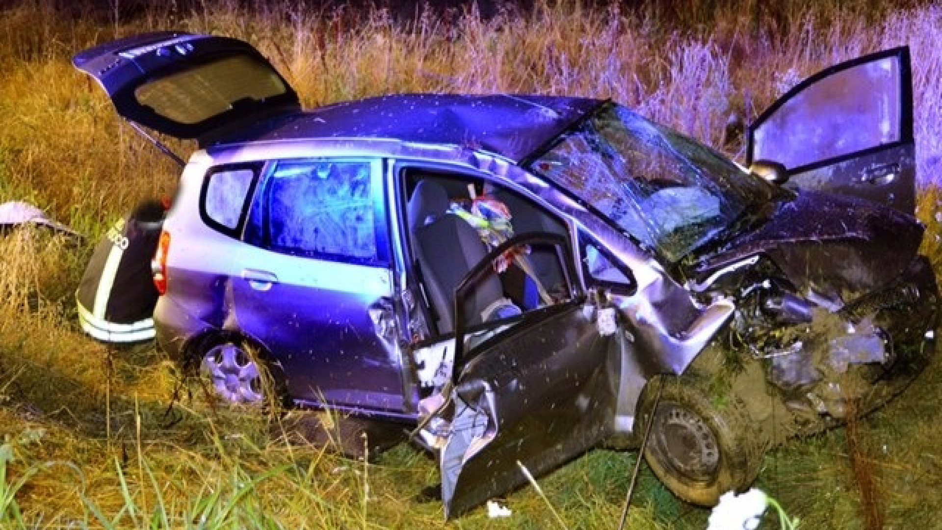 Via Einaudi, auto finisce fuori strada. Conducente liberato dai vigili del fuoco