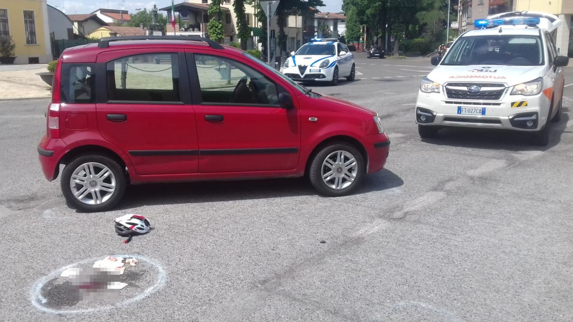 Si scontra con un'auto e cade, serie ferite per un ciclista a Gossolengo