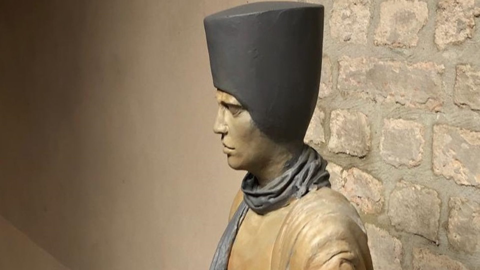 Tirelli incanta il castello di San Pietro in Cerro con le opere mitologiche