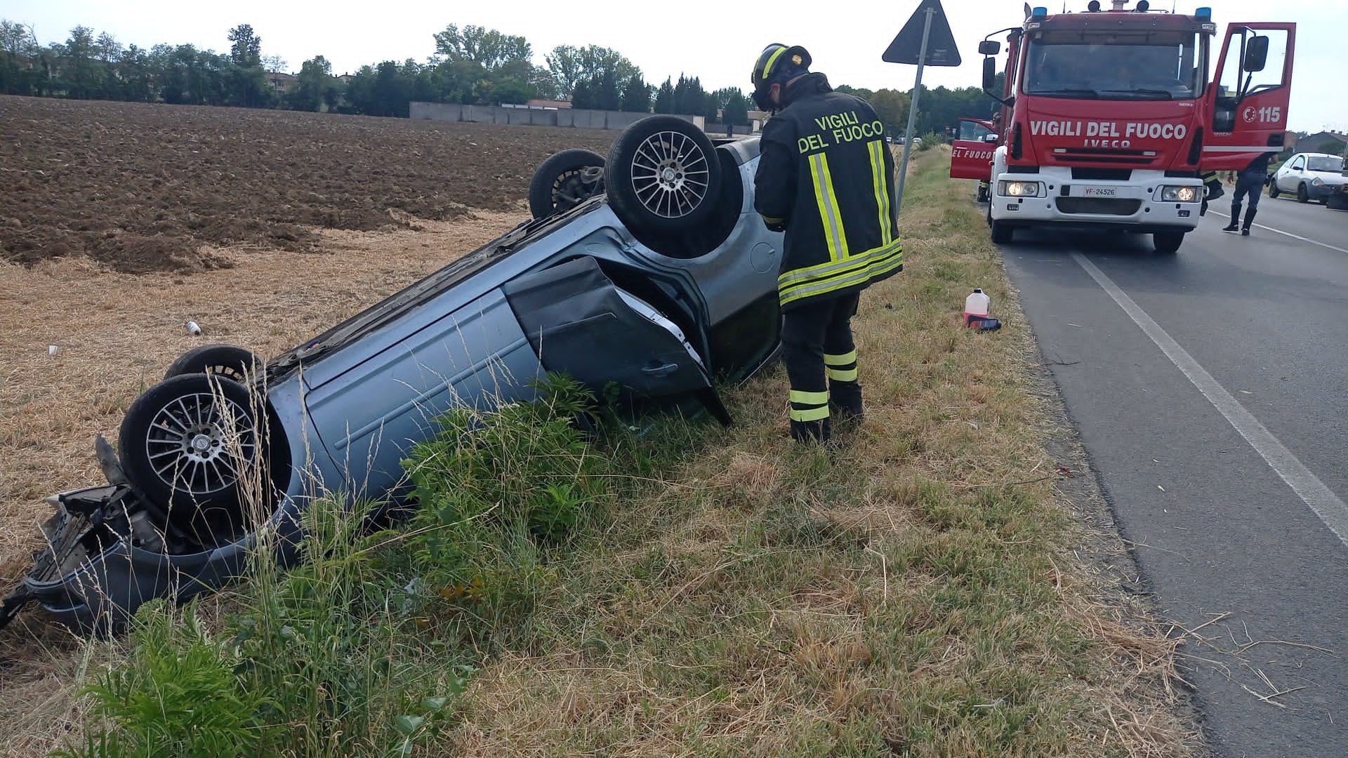 Rottofreno, auto ribaltata a lato della via Emilia. Un ferito trasportato all'ospedale