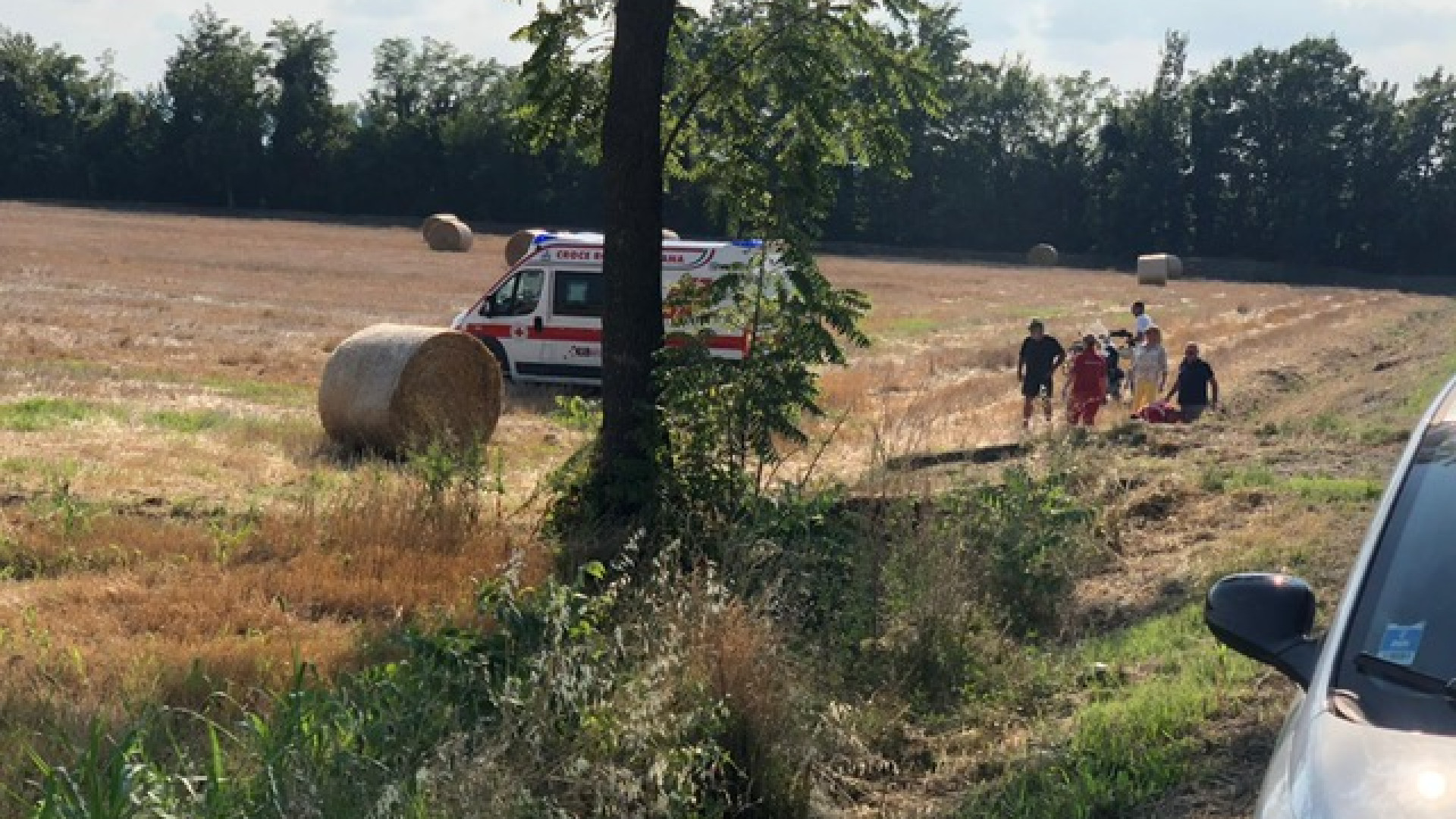 Finisce fuori strada dopo aver perso il controllo della moto: ferito un centauro