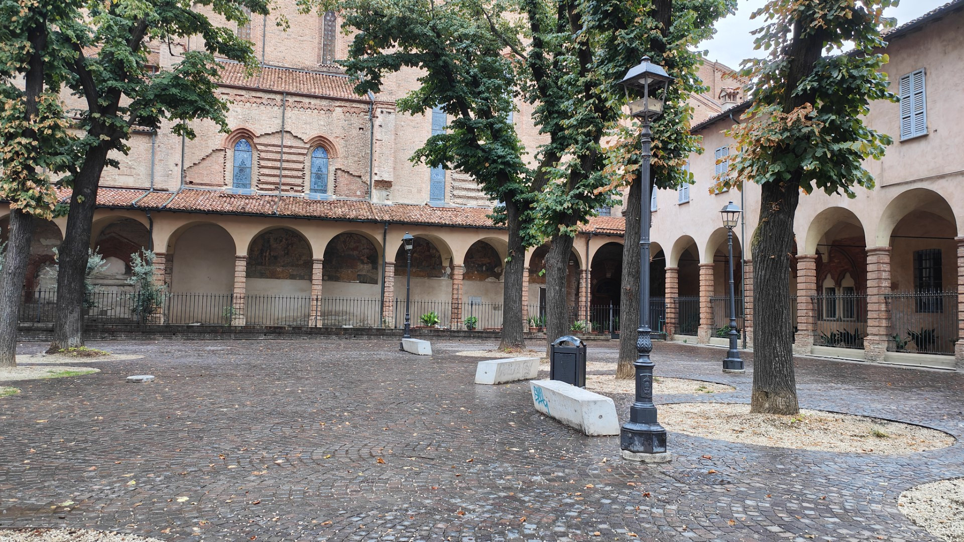 Piazzetta Plebiscito tra degrado e risse, commercianti: "Più controlli"