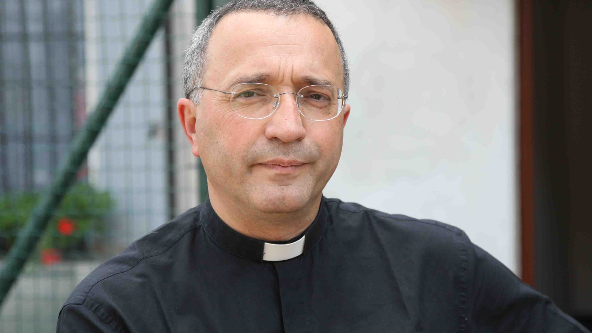 Furia-don Pietro durante l'omelia se la prende con i rapper: "Stron...!!"