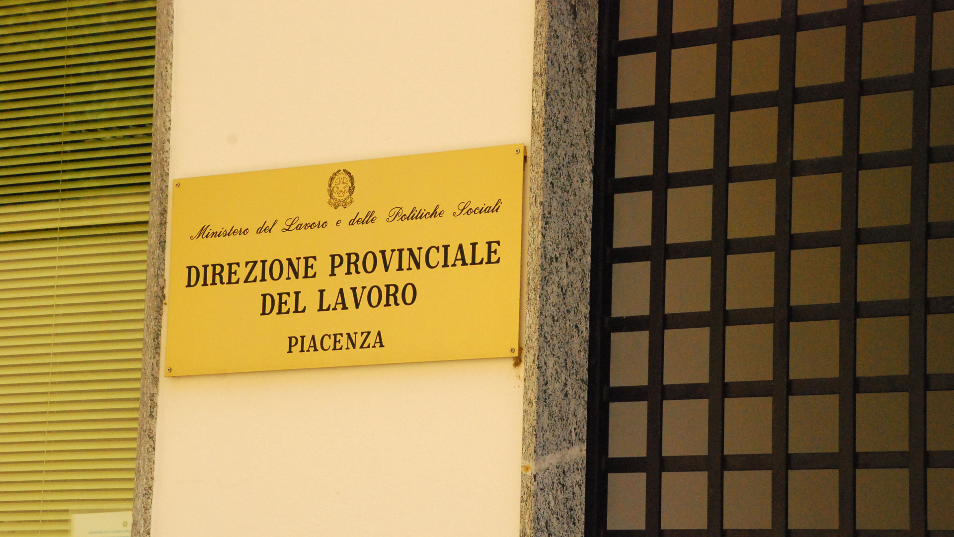 Riceve il Reddito di cittadinanza, ma lavora in nero. Sospesa l'azienda