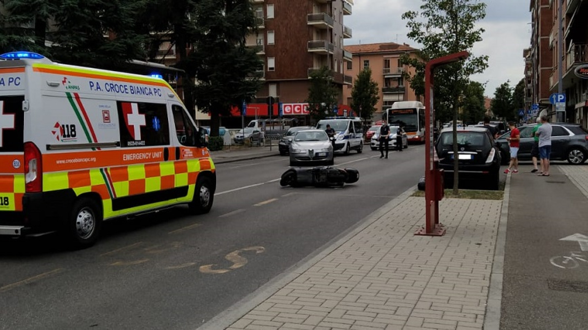 Sbanda con lo scooter e finisce a terra, grande spavento in viale Dante