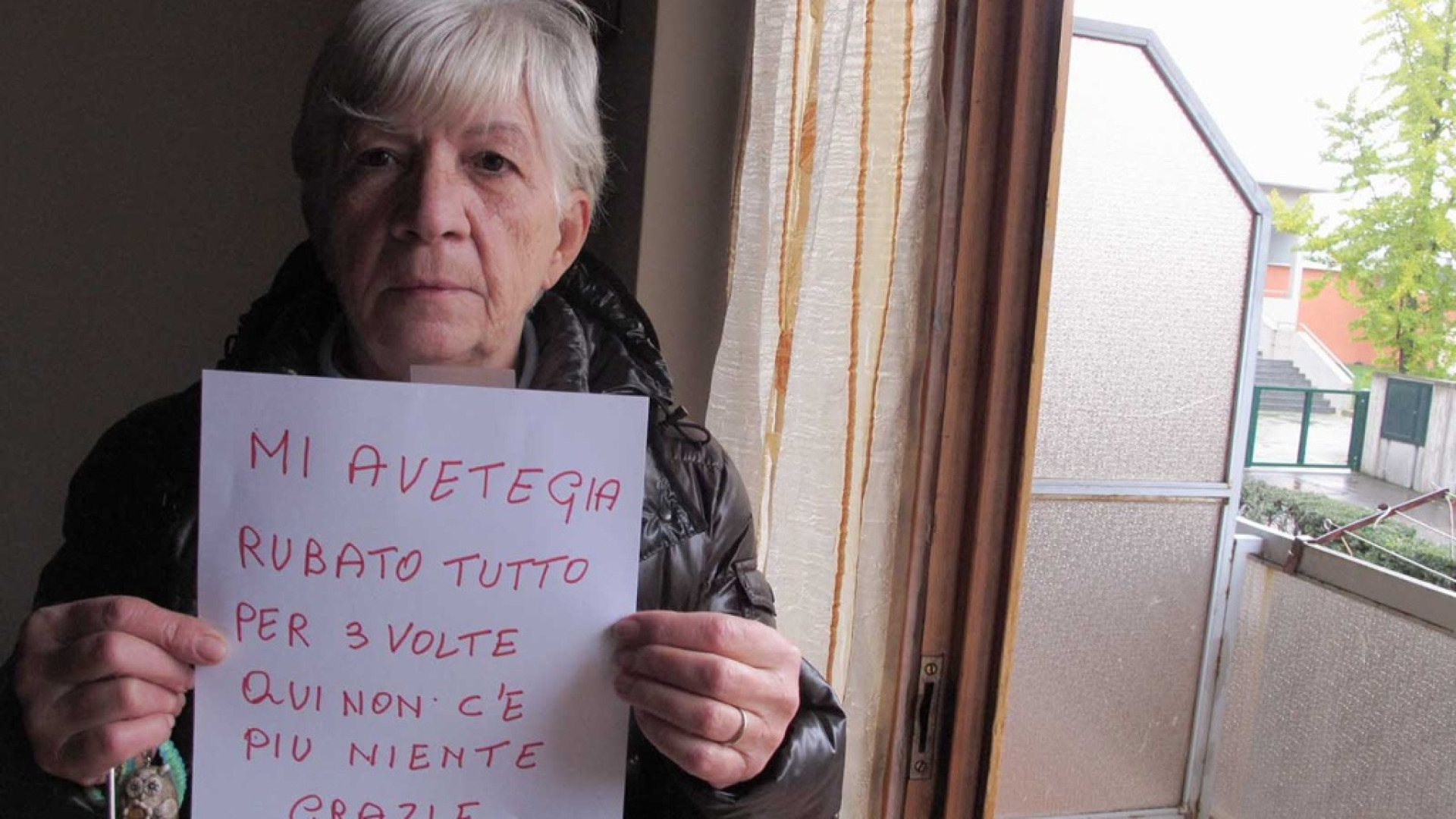 La protesta di una 65enne: "Qui non c'è più niente da rubare"