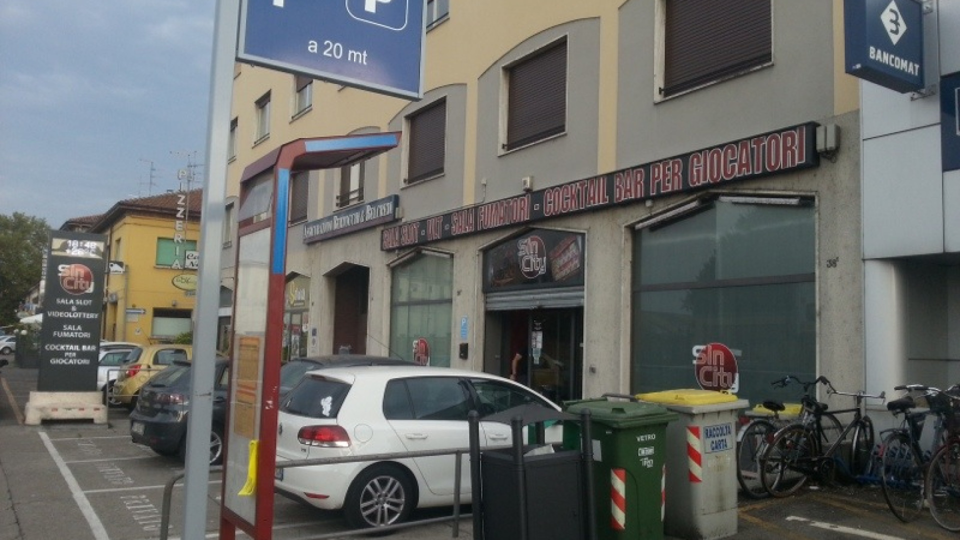 Blitz armato in sala slot in pieno giorno: colpo da 10mila euro